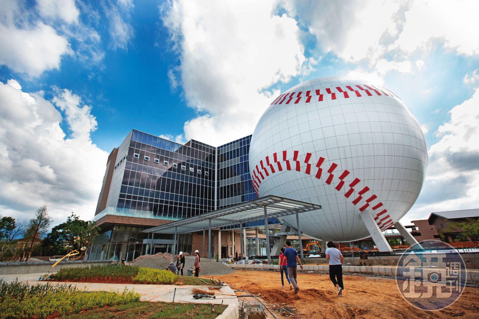 棒球名人堂是長達32公尺的球形建築，一旁緊連著名人堂花園飯店。（圖／鏡週刊提供）