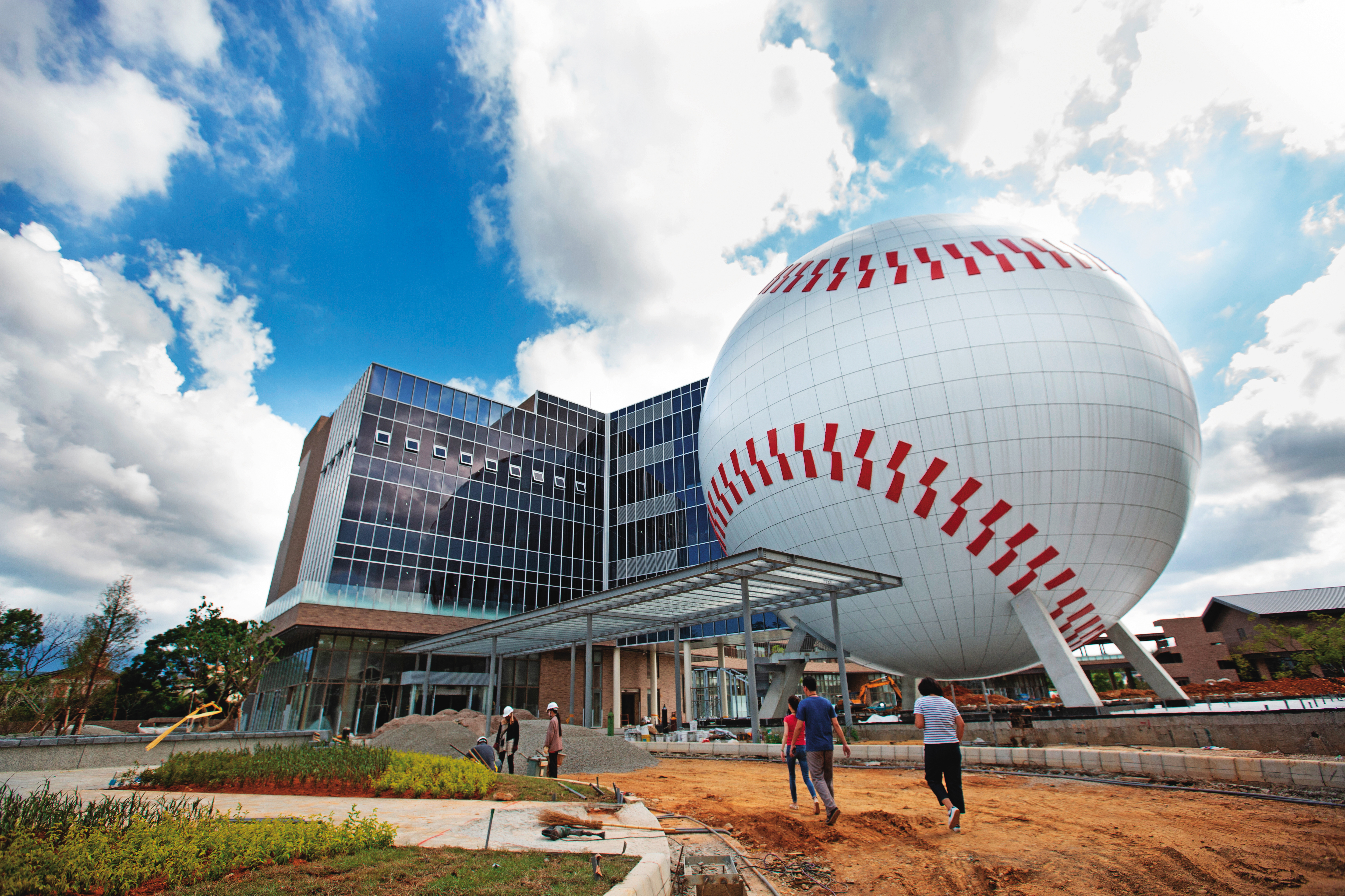 棒球名人堂是長達32公尺的球形建築，一旁緊連著名人堂花園飯店。