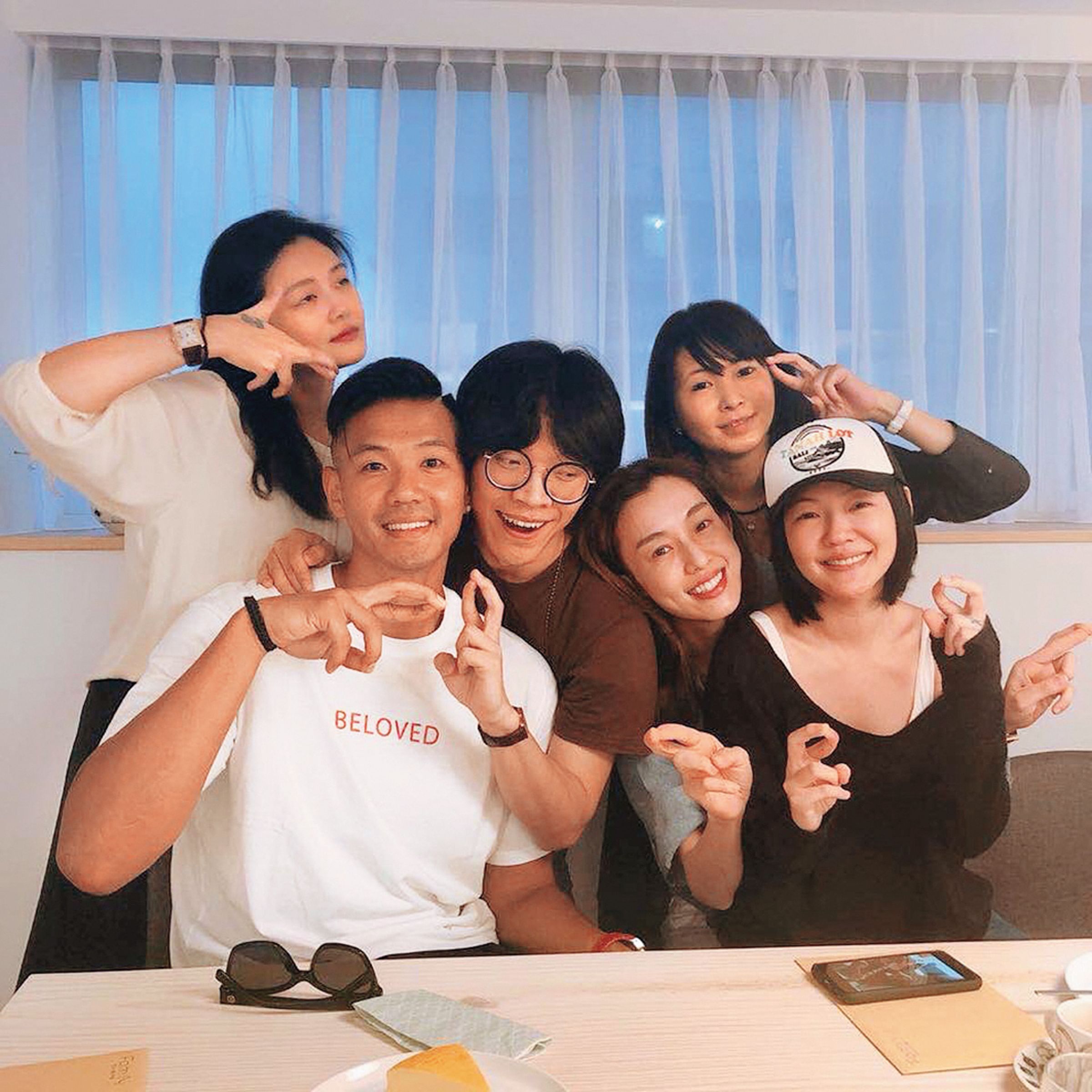 大S(左1)、小S(右1)和黑人(左2)、范瑋琪(右3)、Mskiyo(右2)常私下聚會。左3為盧廣仲。(翻攝自小S IG)