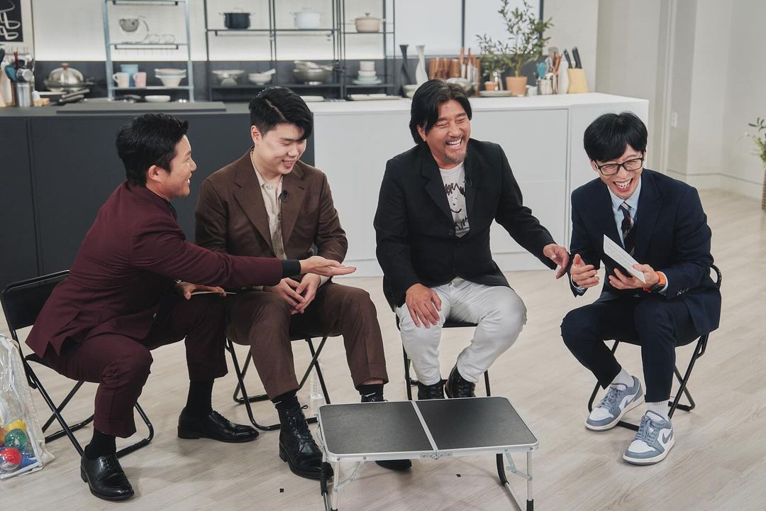 《黑白大廚:料理階級大戰》兩位參賽者拿坡里黑幫(左2)與愛德華李(右2)受邀錄製劉在石(右)主持的談話節目《劉QUIZ ON THE BLOCK》。(翻攝自《劉QUIZ ON THE BLOCK》IG)