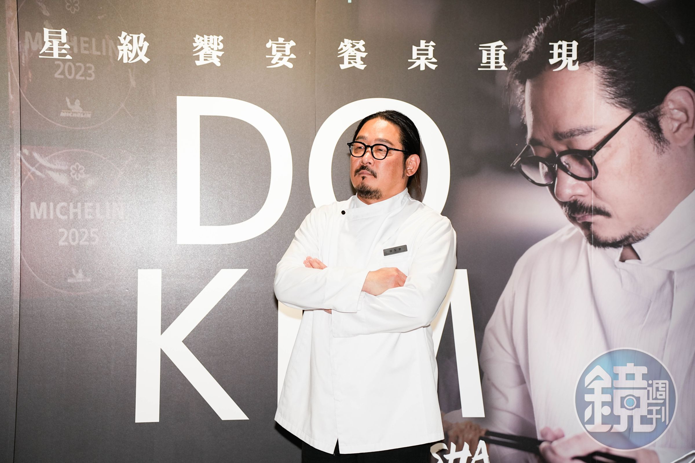 金度潤主廚連續參加兩季《黑白大廚》敗北，憤而將「白廚師」服穿回家作紀念。