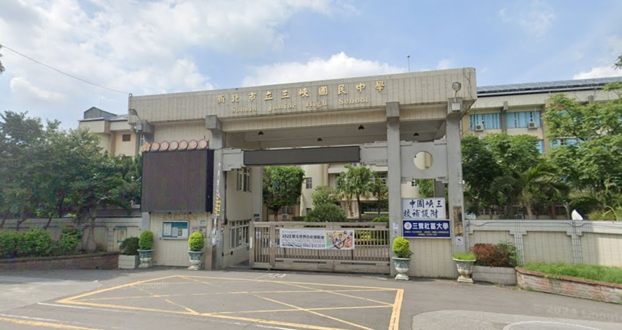 三峽國中2學生車禍亡,校方設追思小站,懇請大眾「不要過度接觸同學」。(翻攝自Google maps)
