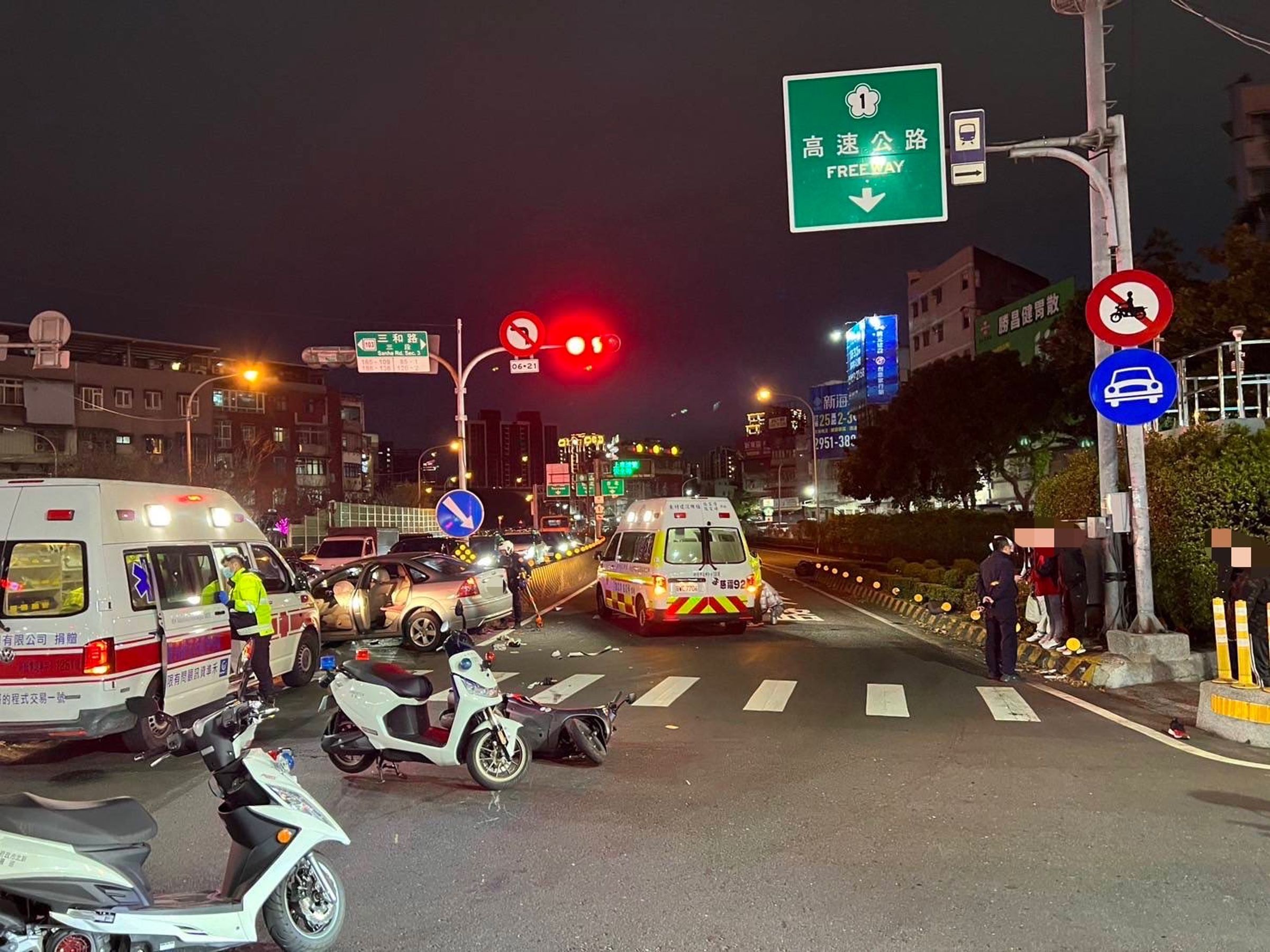 車禍事故現場在國道1號三重交流道口，一度造成該路段交通壅塞。（翻攝畫面）