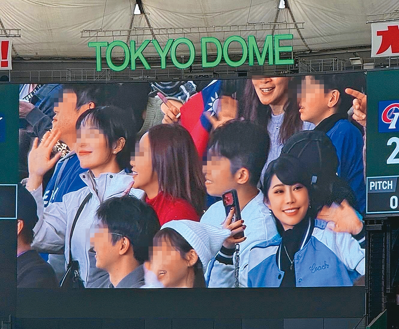 WBC經典棒球賽在東京開打期間,黃露瑤(右一)現身力挺中華隊,郭忠祐也悄悄躲在附近加入應援行列。(翻攝自黃露瑤IG)