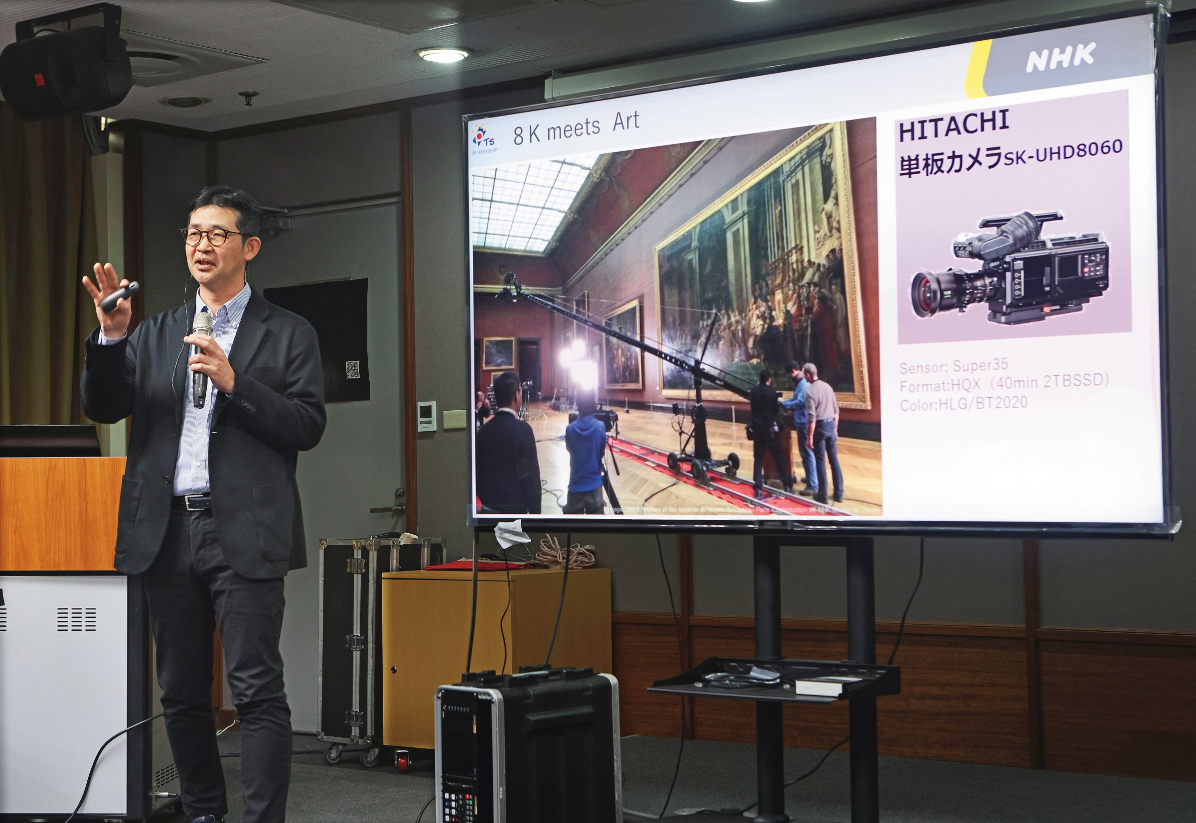 去年柴崎壮於公視舉辦的8K製作實務工作坊，展示NHK在羅浮宮以8K拍攝畫作的流程。（公視提供）