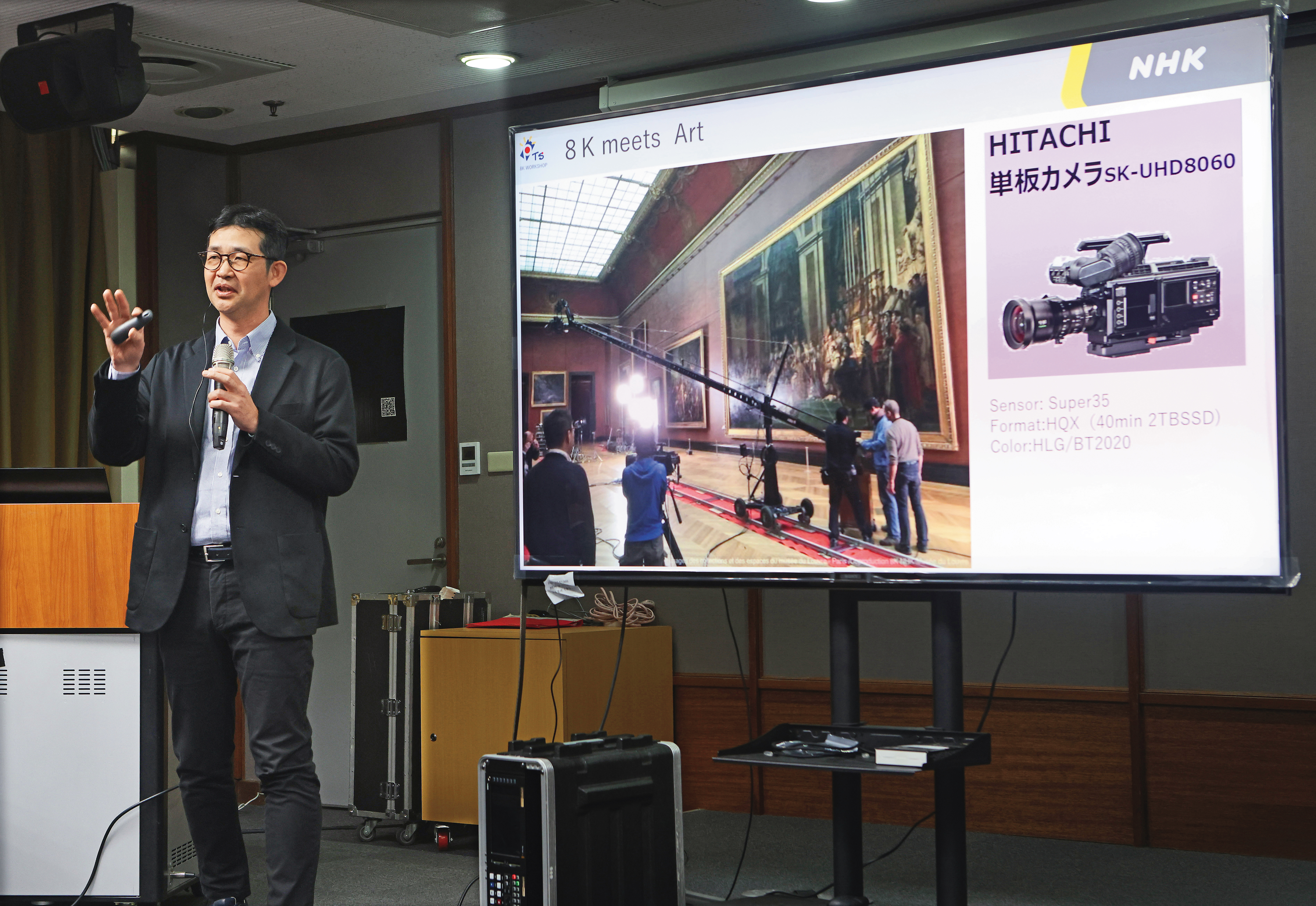 去年柴崎壮於公視舉辦的8K製作實務工作坊，展示NHK在羅浮宮以8K拍攝畫作的流程。（公視提供）