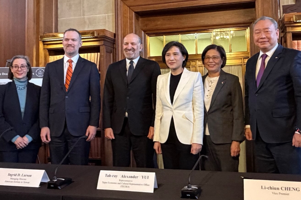 行政院副院長鄭麗君、經貿談判辦公室總代表楊珍妮、駐美代表俞大㵢與美國商務部長盧特尼克、AIT執行理事藍鶯、美國貿易代表署葛里爾，共同見證台美關稅談判達成協議。（行政院提供）