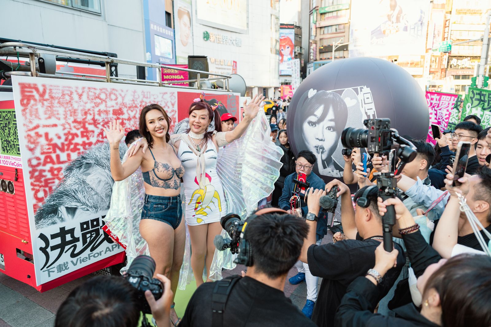 西門町街頭性感掃蕩 薔薔、婷婷爆出肢體衝突