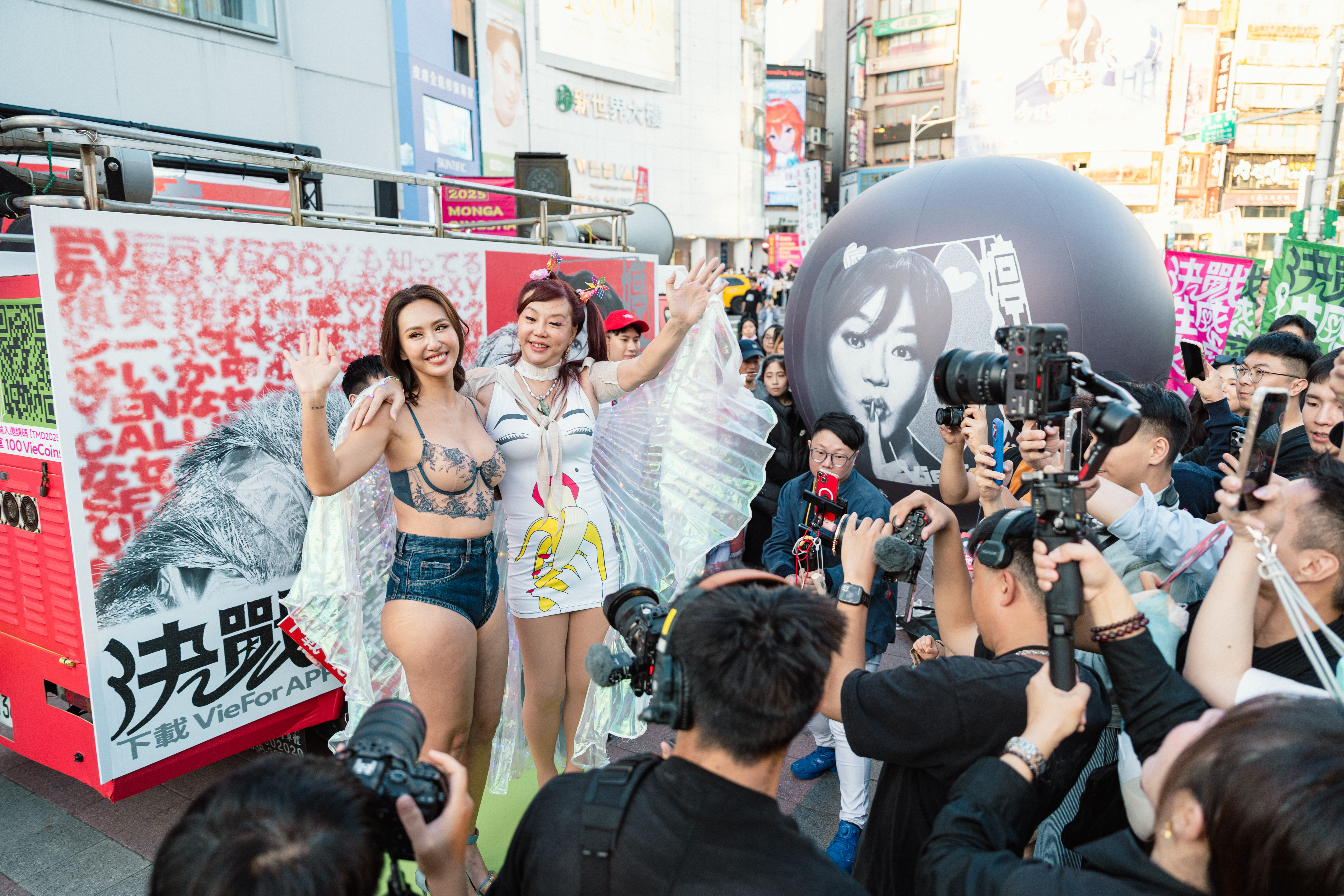 薔薔、婷婷在西門町決戰,甚至爆出肢體衝突。(VieFor提供)