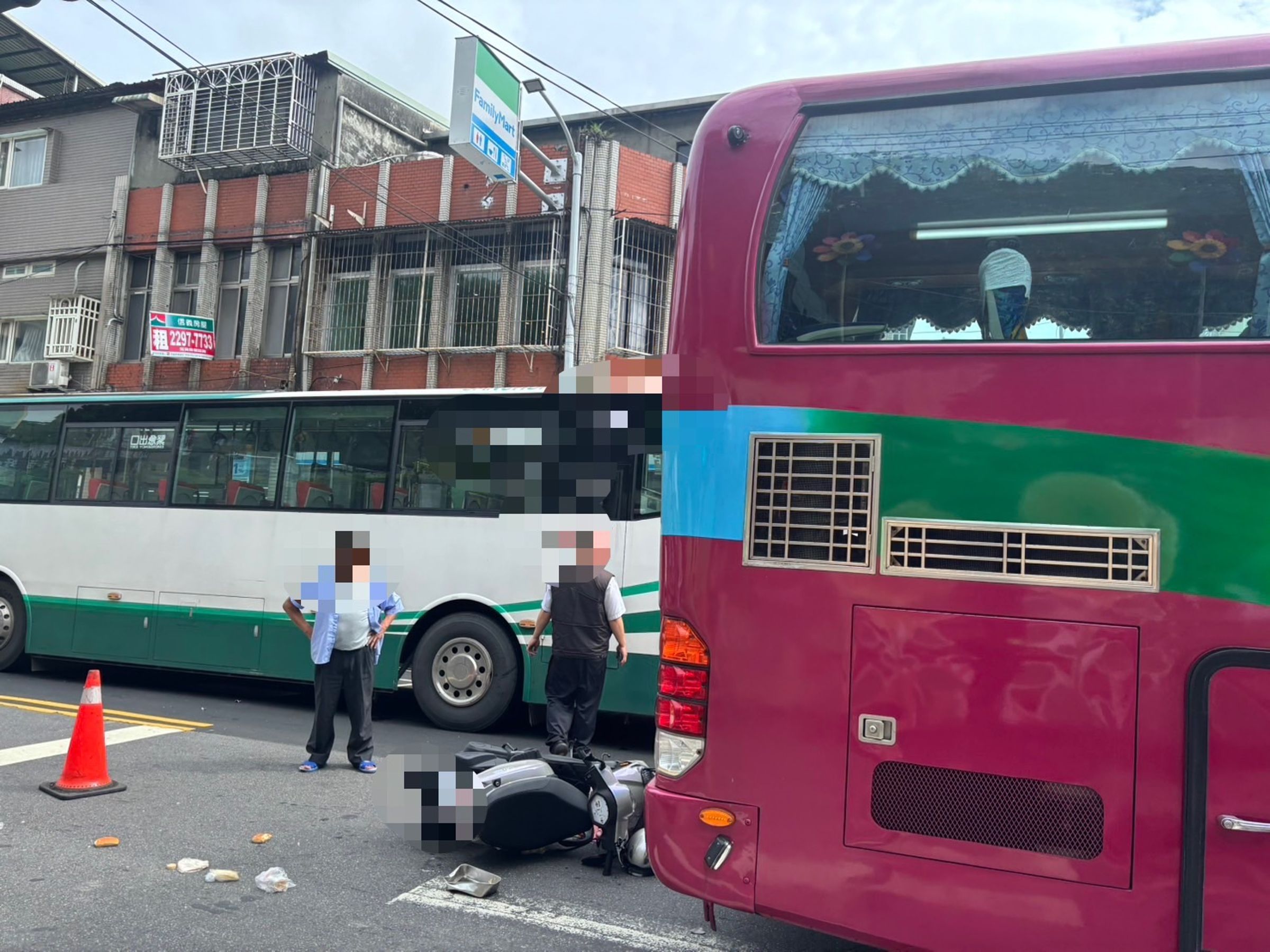 新北市泰山區今日上午兩輛大客車在路口同時交會，因道路狹窄，造成一名蔡姓婦人騎車待轉遭夾擊，雙重撞擊倒地，所幸只有手腳擦挫傷送醫。（翻攝畫面）