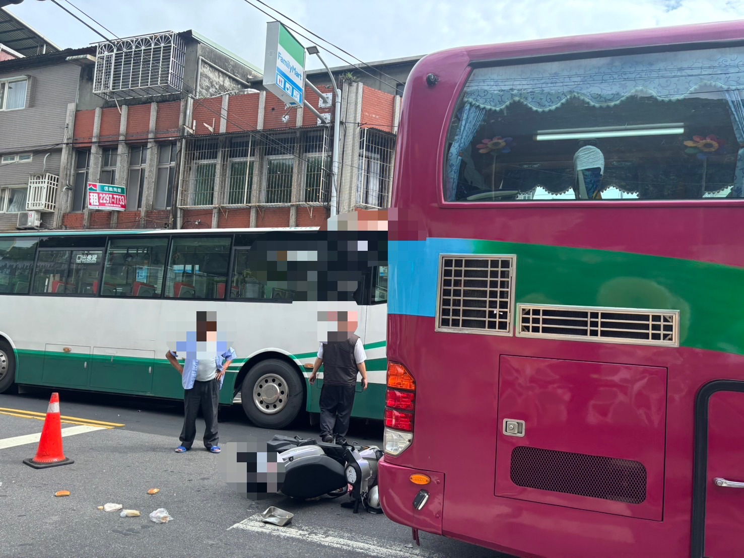 新北市泰山區今日上午兩輛大客車在路口同時交會，因道路狹窄，造成一名蔡姓婦人騎車待轉遭夾擊，雙重撞擊倒地，所幸只有手腳擦挫傷送醫。（翻攝畫面）
