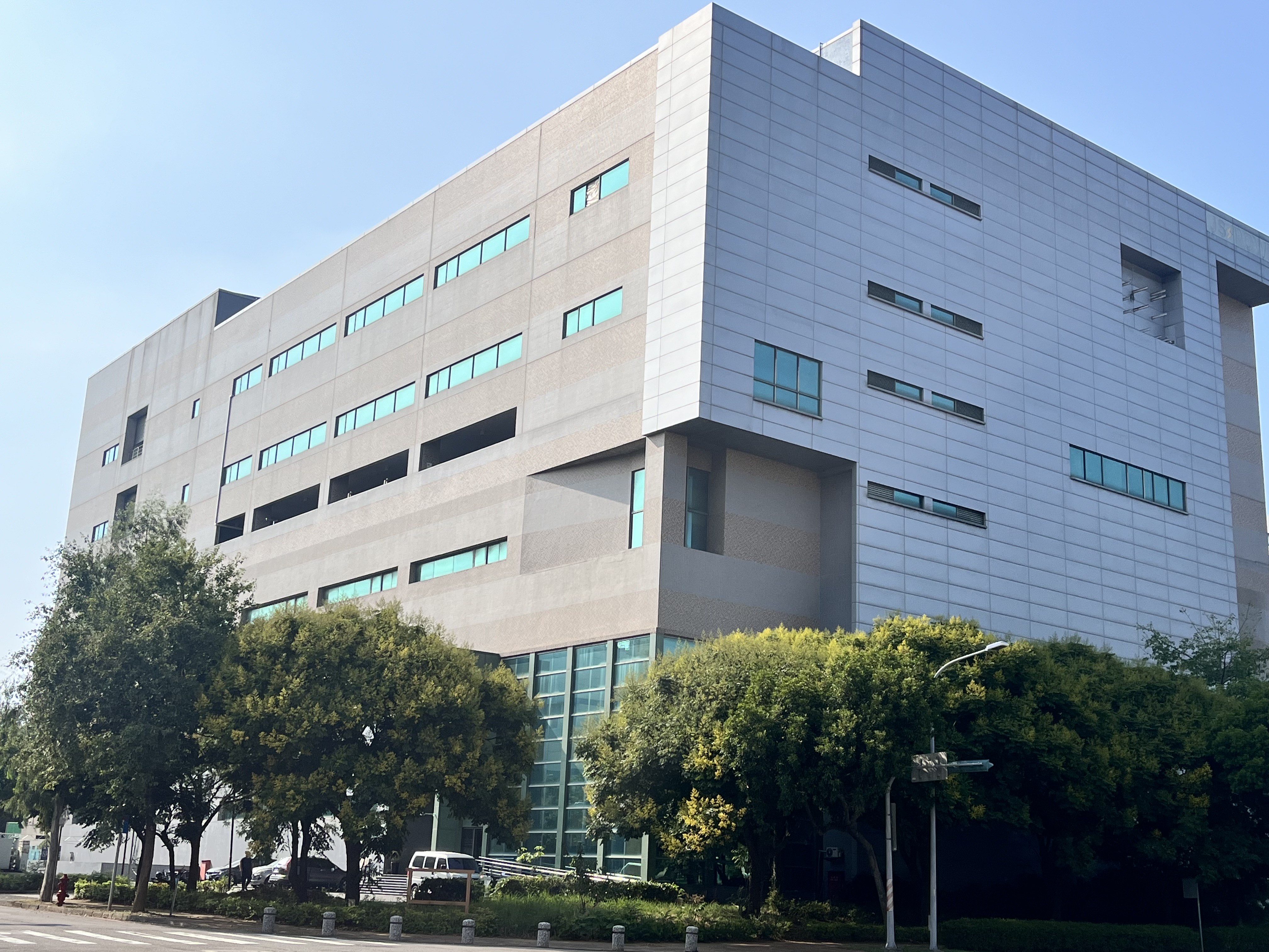 合勤竹南廠原為法拍屋，去年完成點交，至今卻麻煩不斷。（合勤提供）