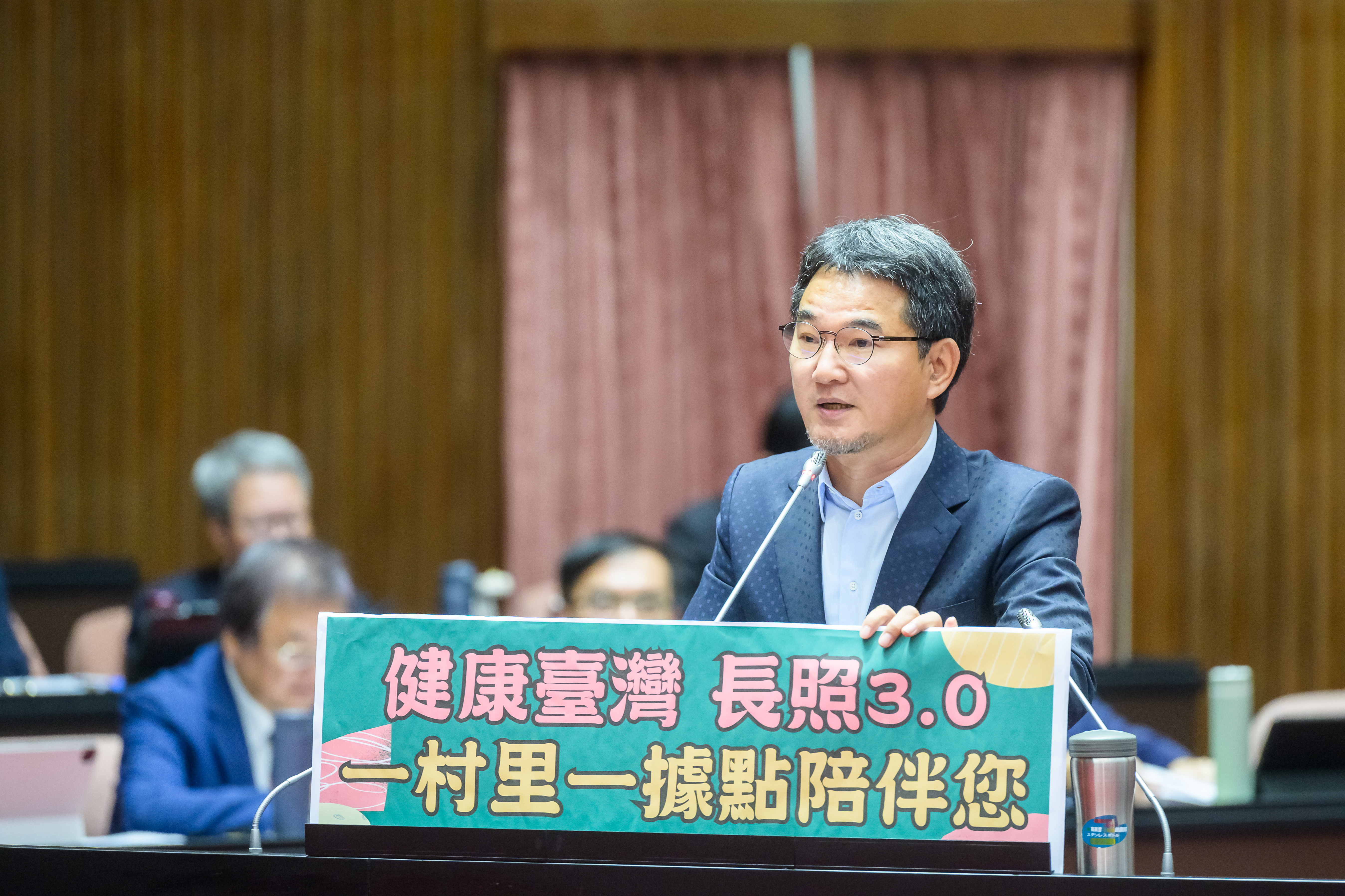 立委劉建國針對台灣面臨到的內、外隱憂的多重挑戰，質詢行政院長卓榮泰。（劉建國辦公室提供）