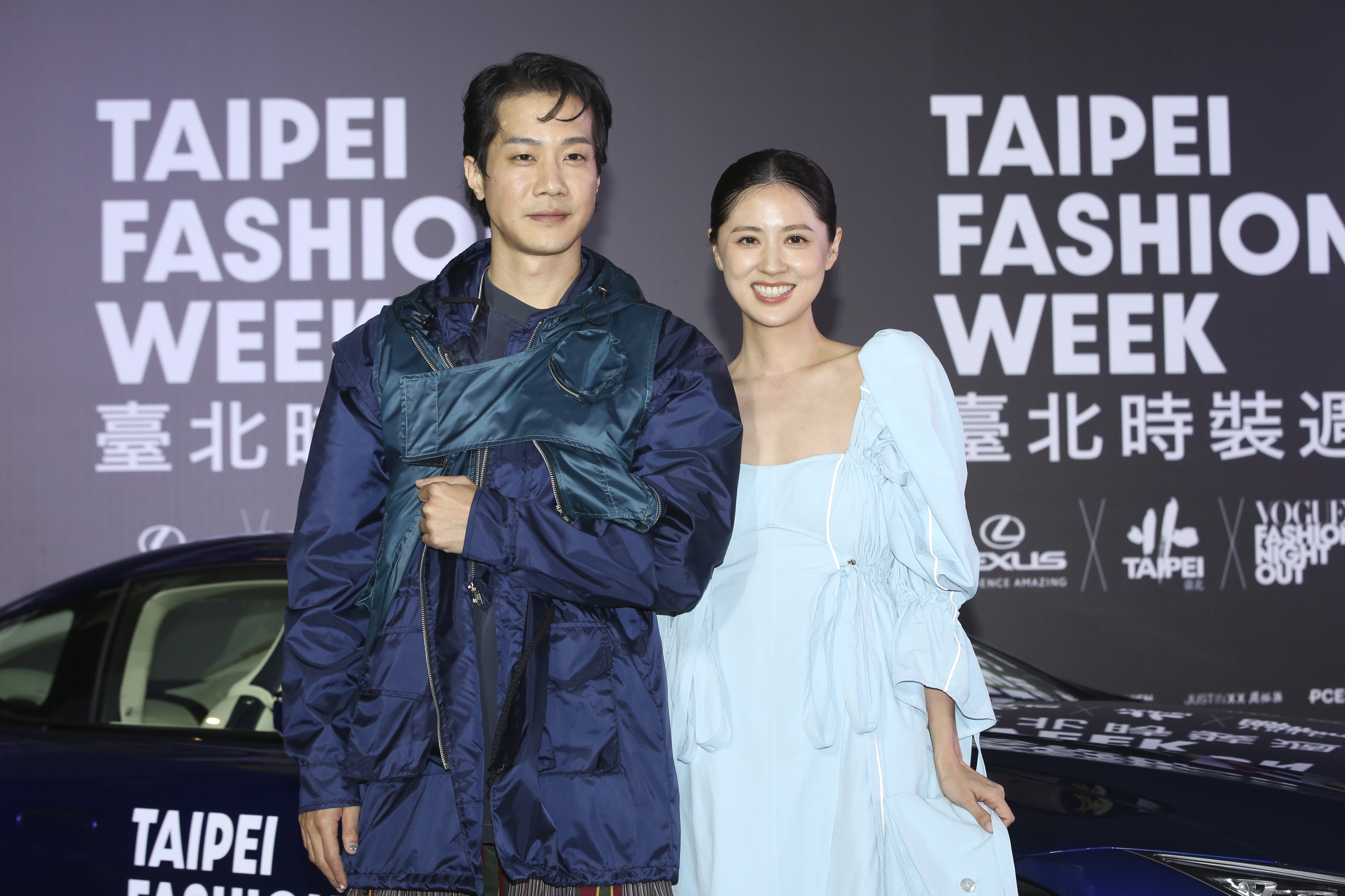 薛仕凌（左）身穿Be Homme現身閉幕大秀，而林予晞（右）則穿著Pces洋裝亮相。