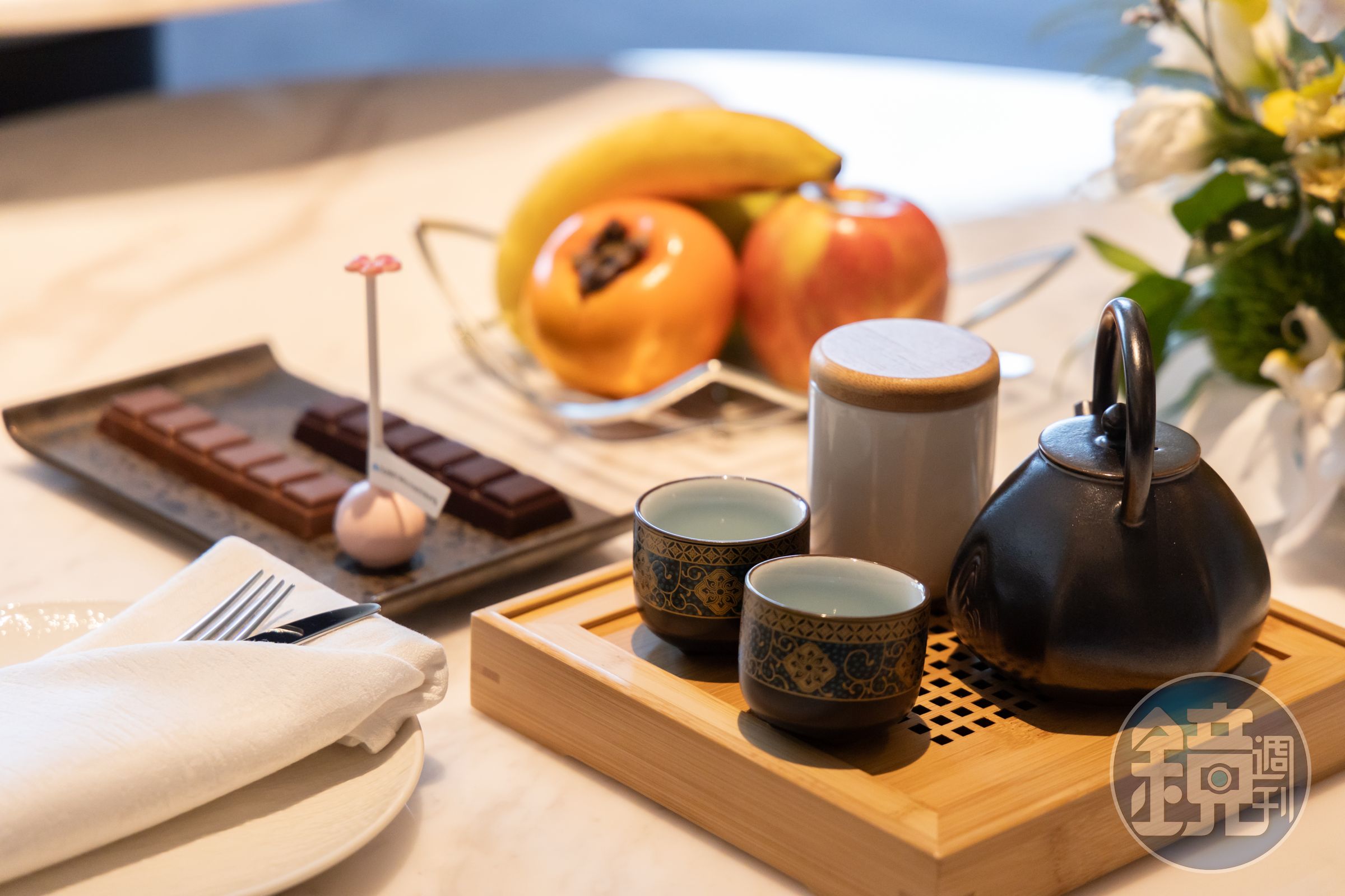 行政套房備有水果、點心與茶具組，在房內就能愜意午茶。