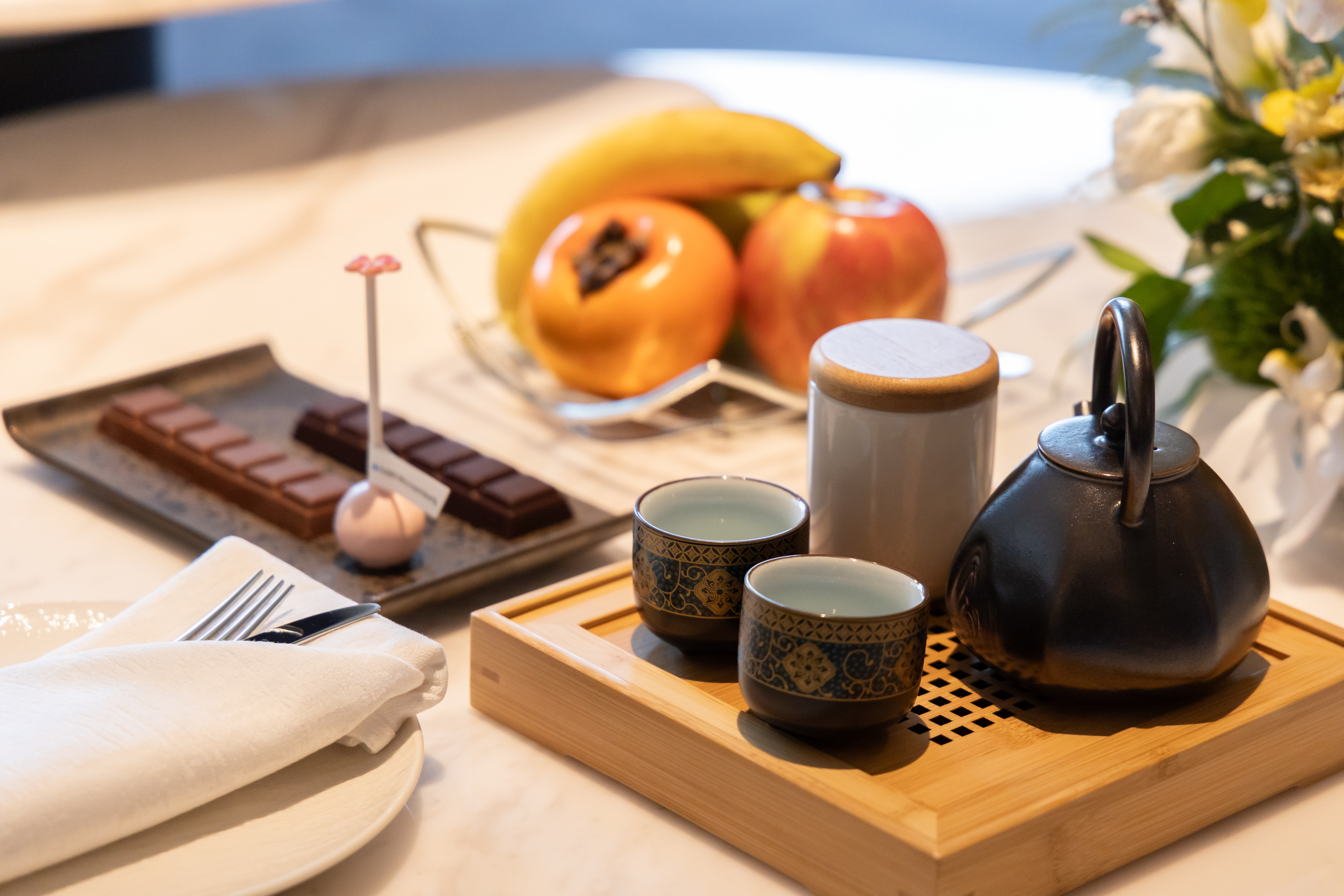 行政套房備有水果、點心與茶具組，在房內就能愜意午茶。