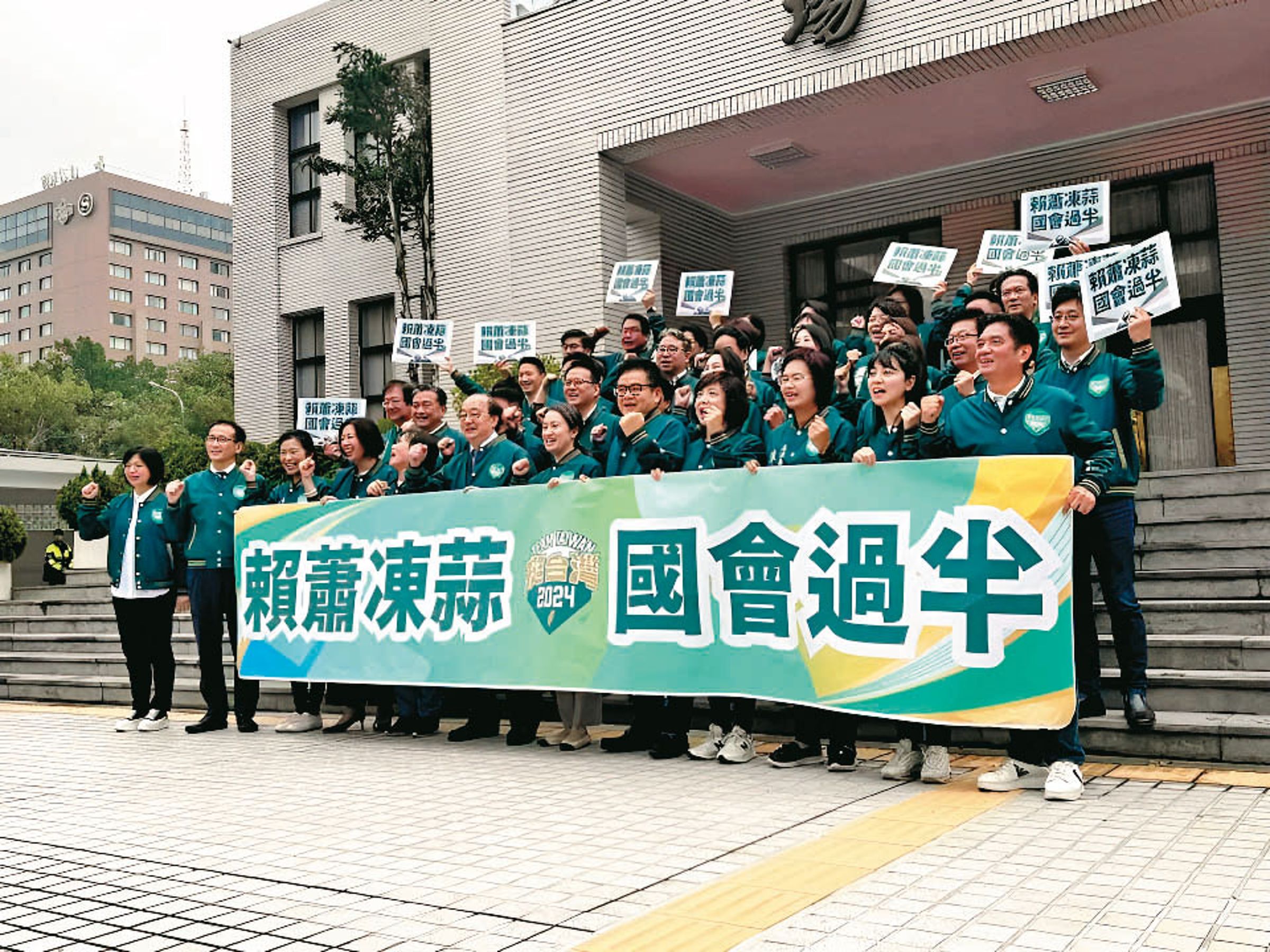 蕭美琴日前特地回立院娘家突顯民進黨衝刺國會選情的決心。(民進黨立法院黨團提供)