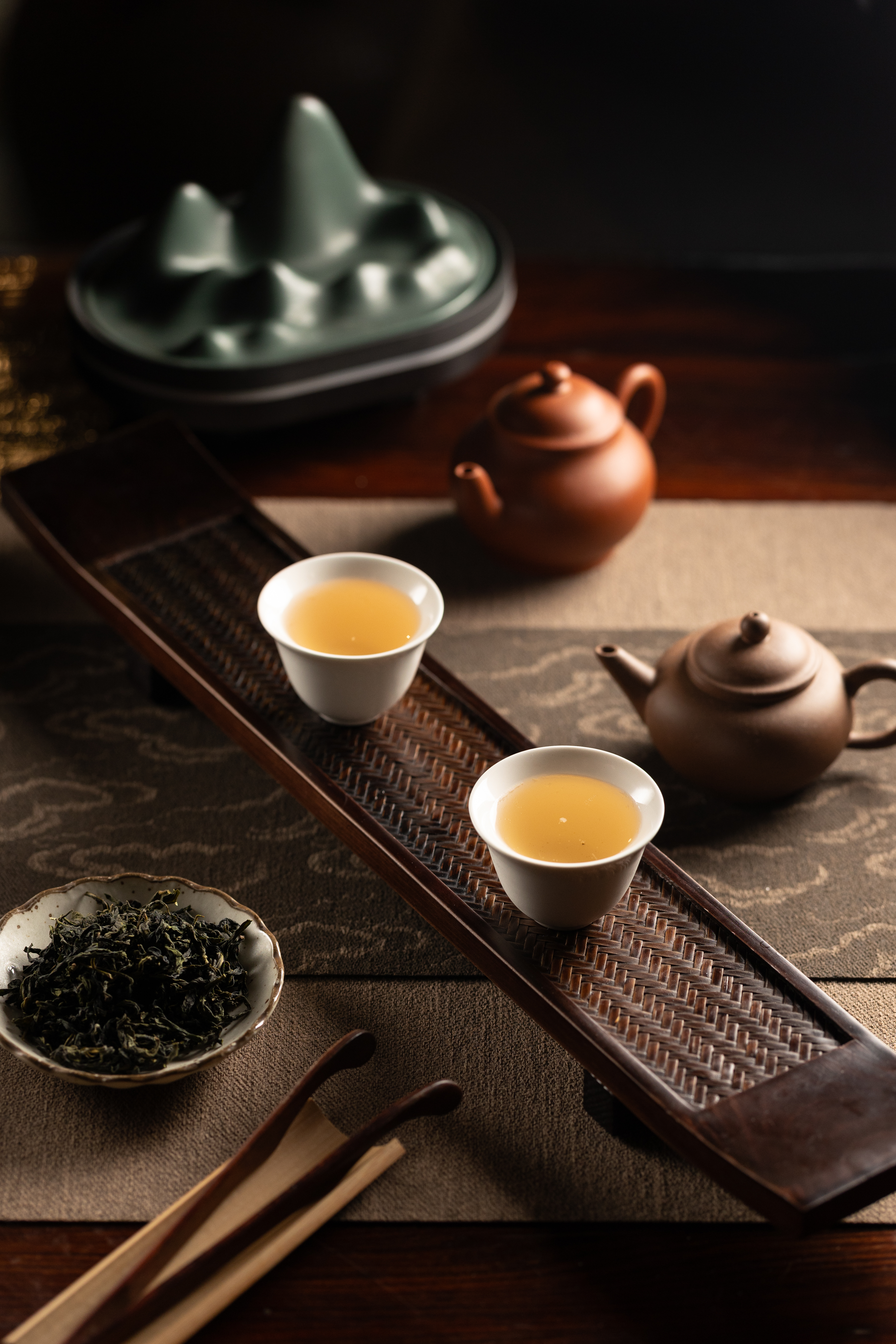 一口茶系列中，以文山包種茶、琴酒、檸檬調製的茶酒Shot「小團圓」。（360元／2杯）