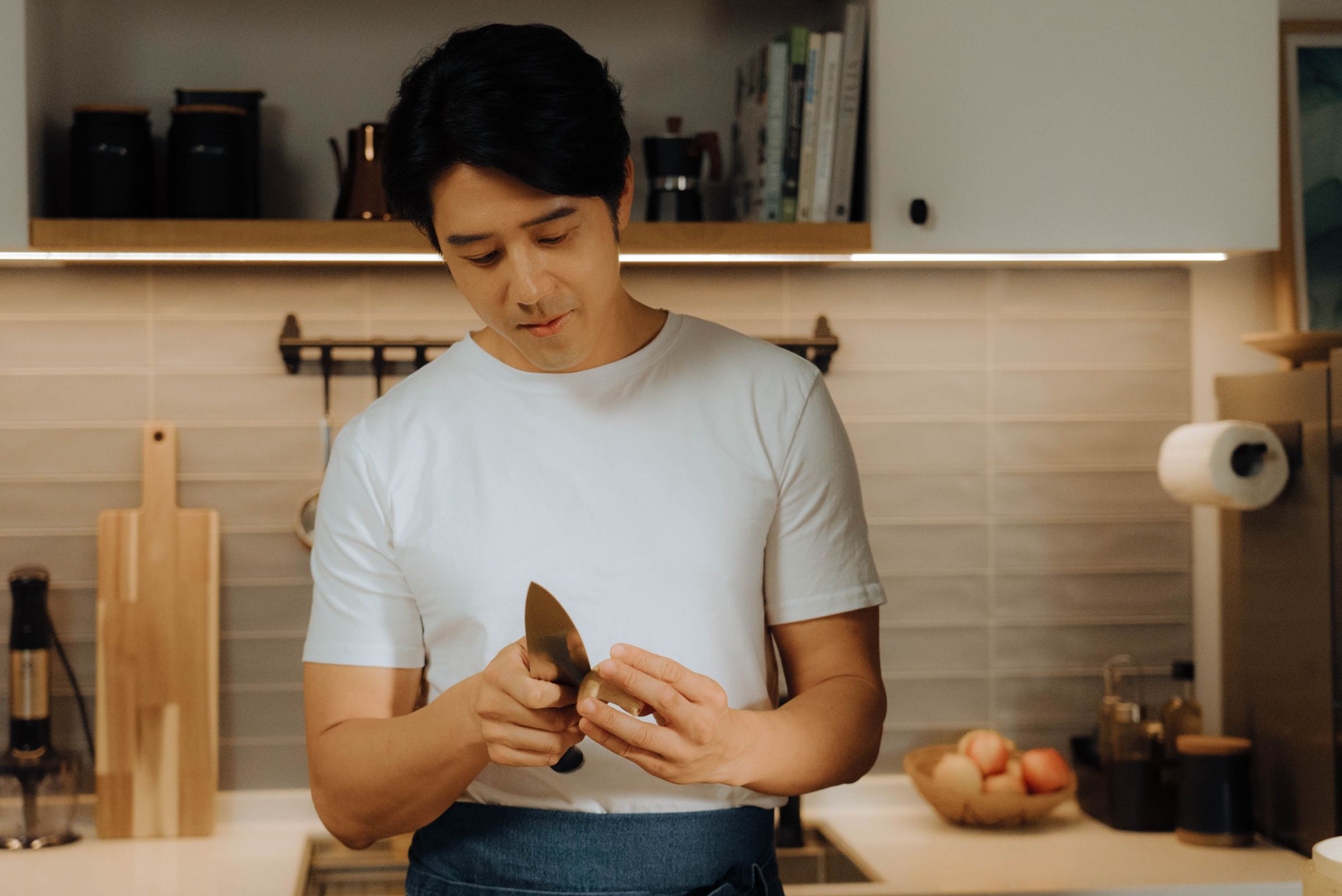《就算一個人也可以好好的吃飯2》胡宇威再次詮釋「煮飯男友」，形容料理和愛情一樣都需要經過時間考驗。（公視+提供）