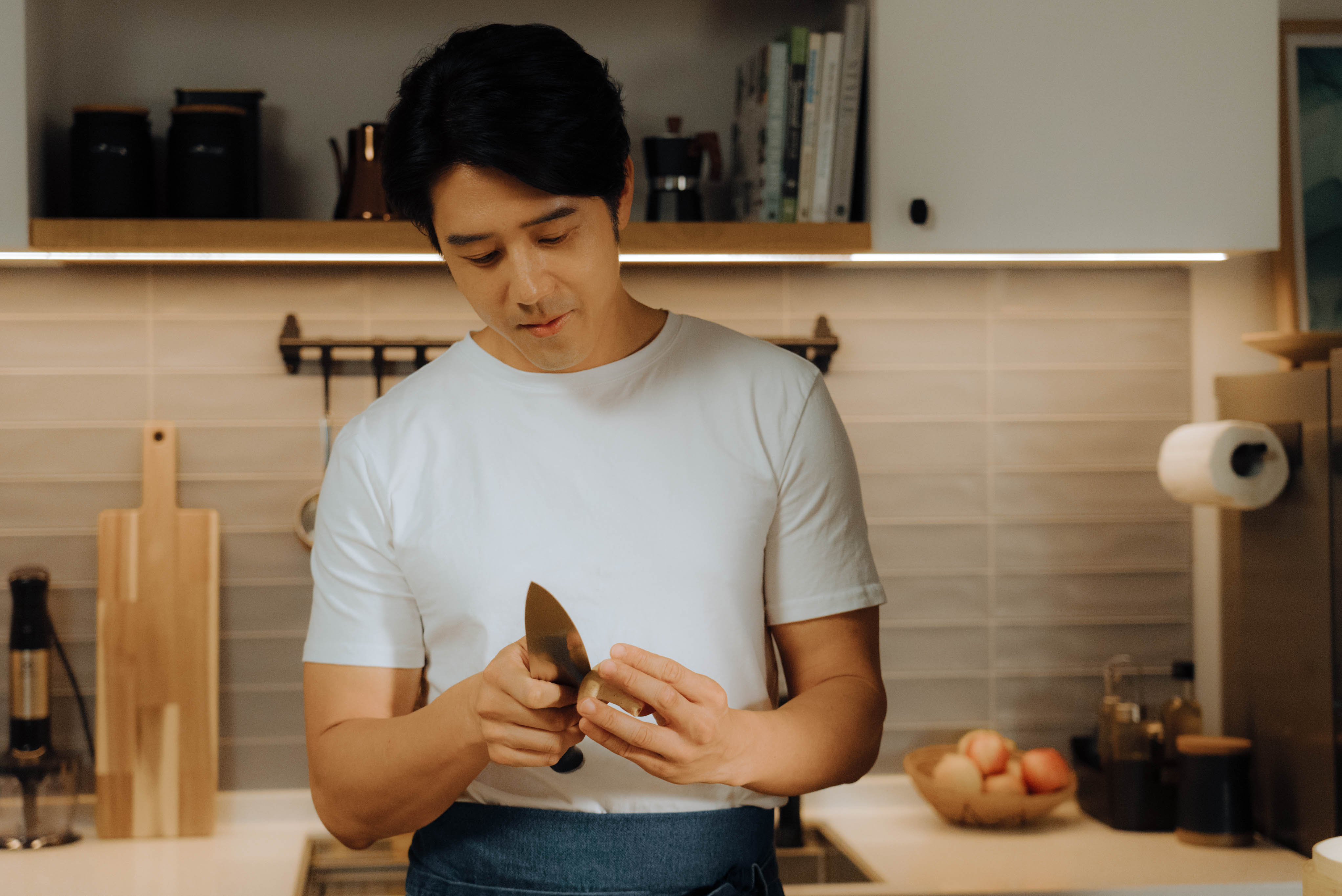 《就算一個人也可以好好的吃飯2》胡宇威再次詮釋「煮飯男友」，形容料理和愛情一樣都需要經過時間考驗。（公視+提供）