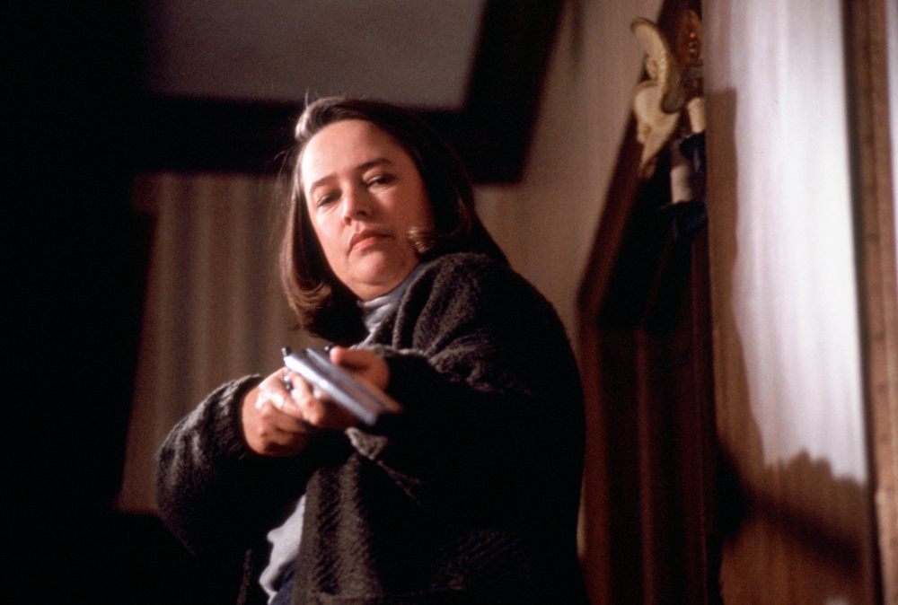 奧斯卡影后凱西貝茲在《戰慄遊戲》 飾演把暢銷作家逼入絕境的瘋魔書迷。（金馬執委會提供）