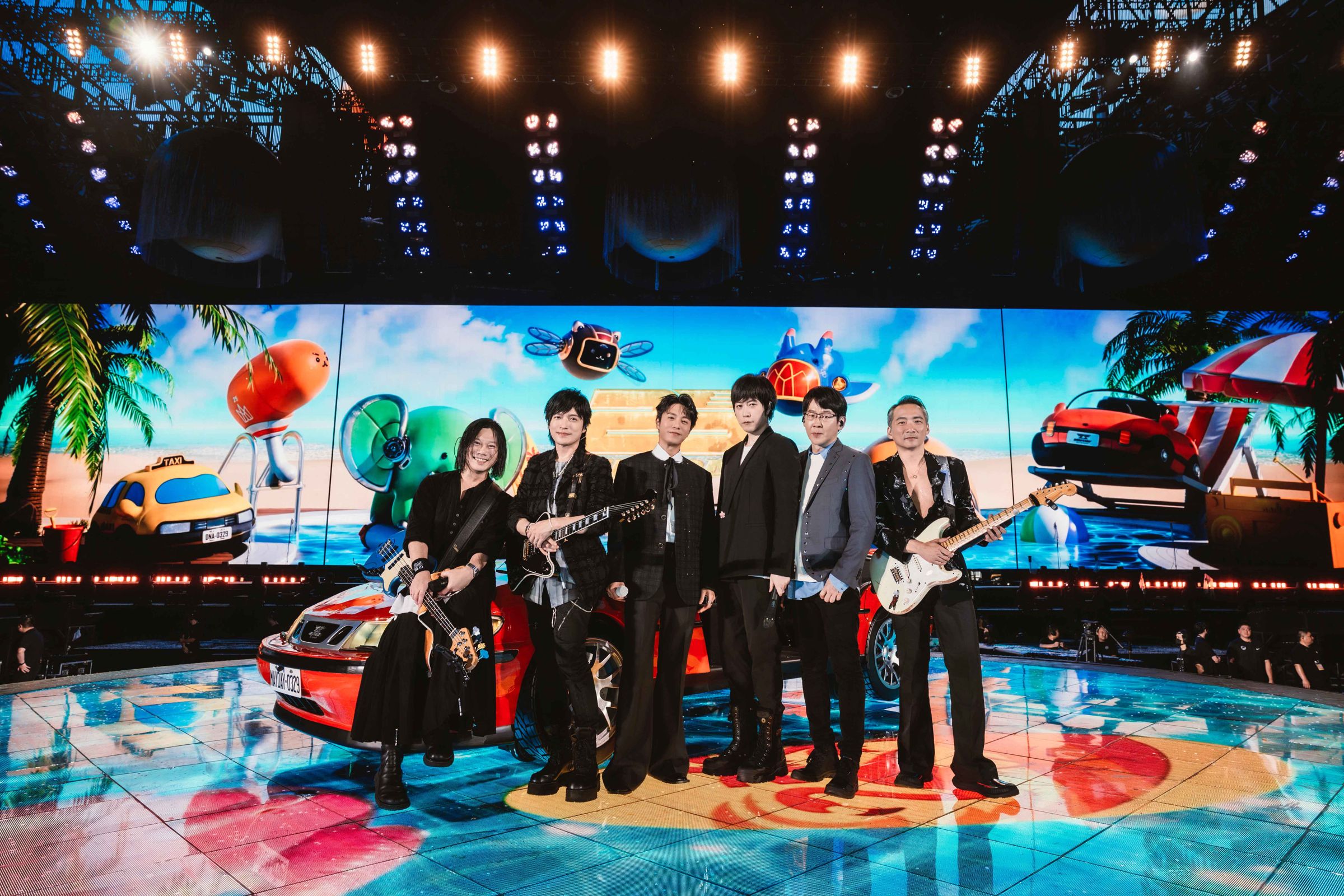 五月天與韋禮安同台演出〈香水〉，重現台北大巨蛋回憶，全場歌迷跟著合唱熱情滿場。（相信音樂提供）