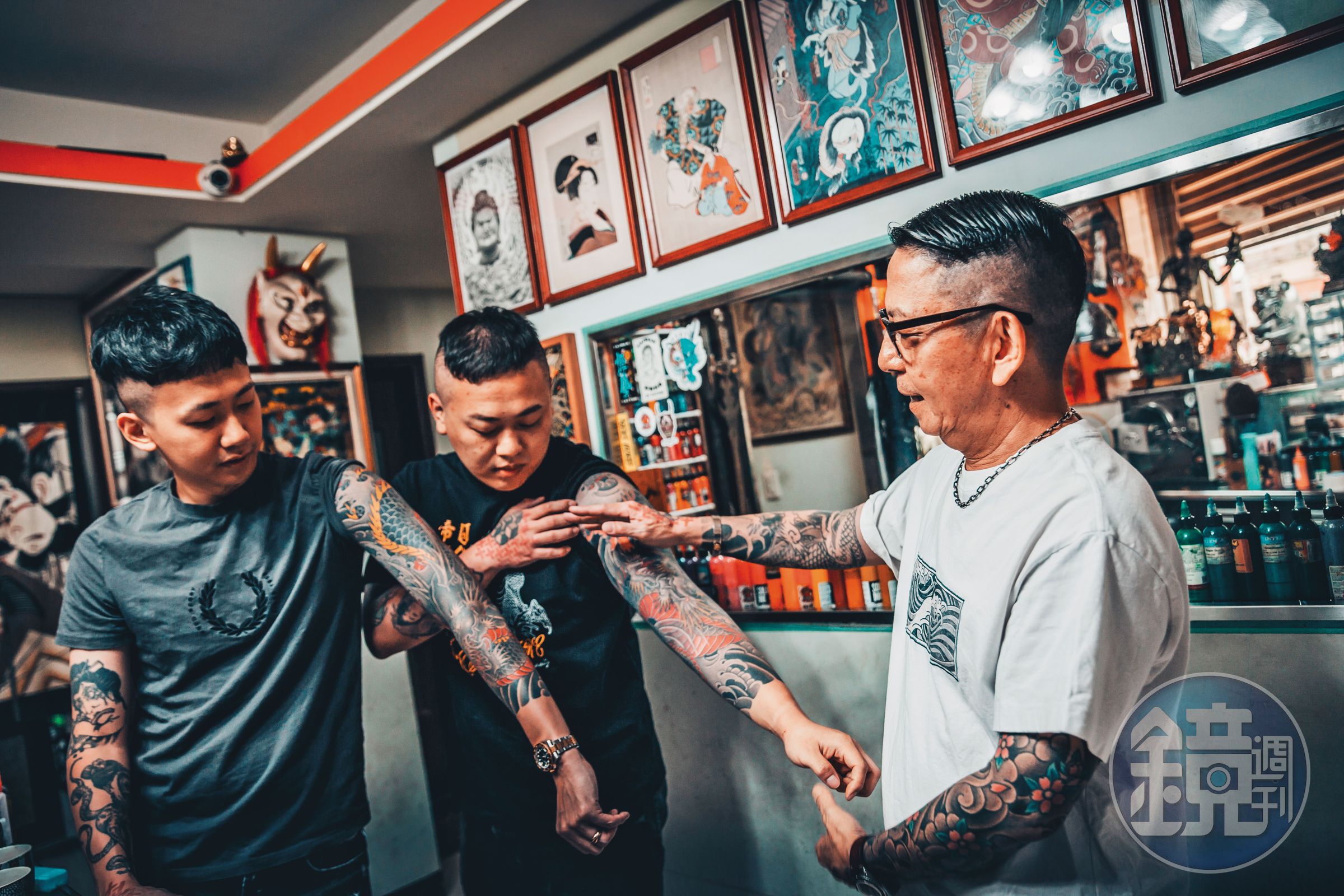 長子彫育(左)、次子彫浪(中)均可獨當一面。兩人手臂九分袖刺青,是富哥親刺,都是飛龍。