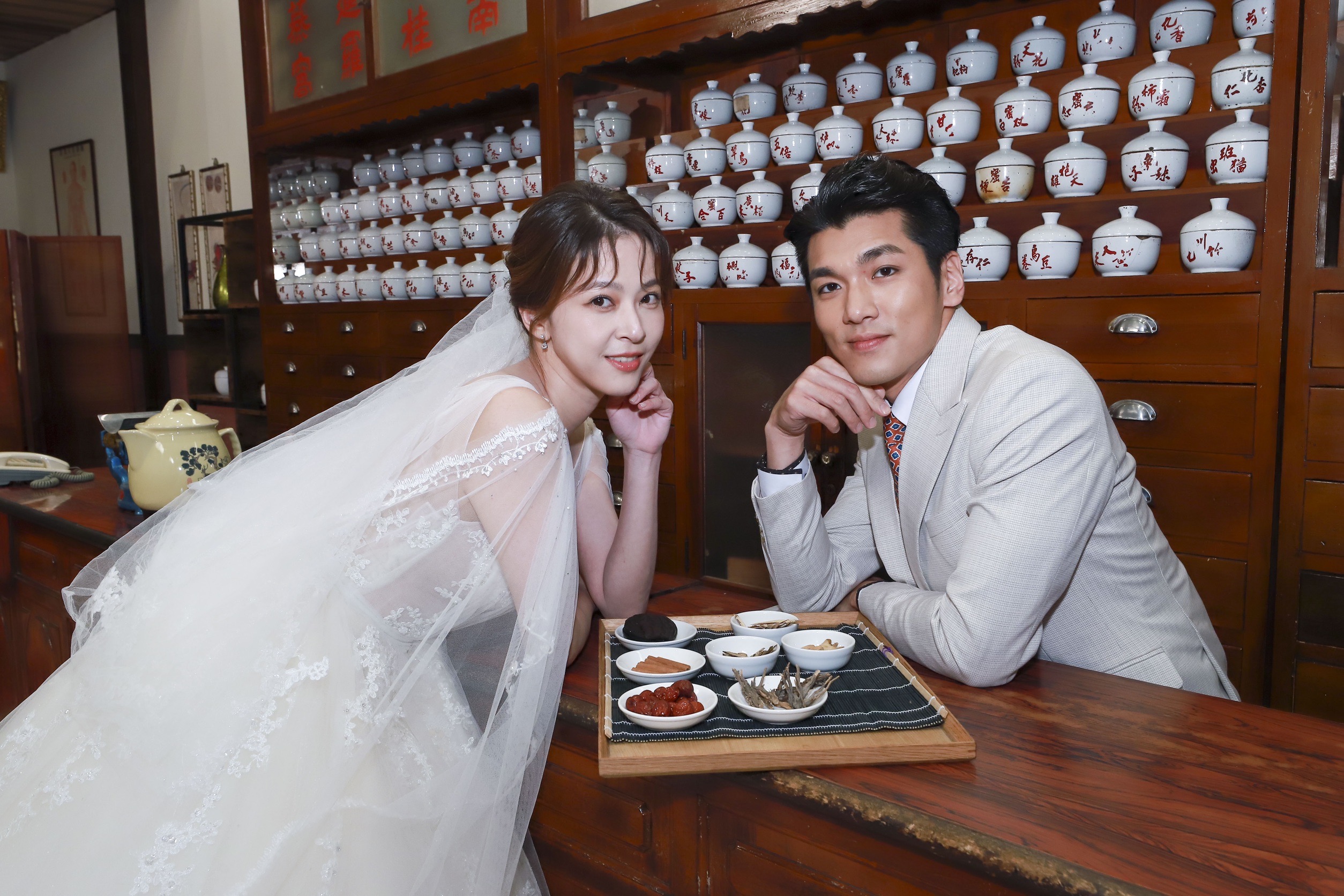 蘇晏霈《好運來》飾演中醫師女兒林樂樂，重返中藥行拍攝婚紗照。（民視提供）