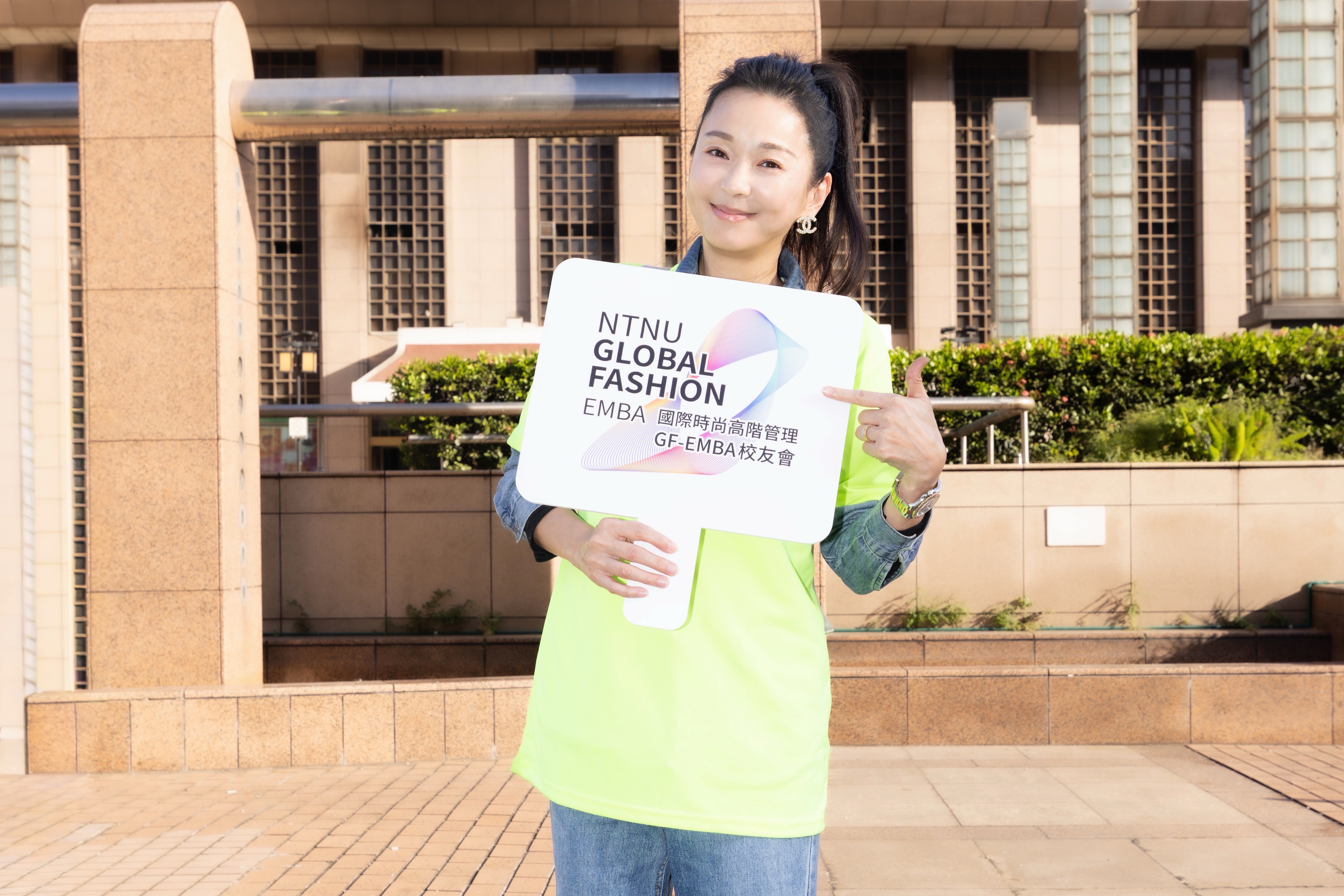 六月韌帶受傷仍為公益盡一己之力。(臺師大GF-EMBA校友會提供)