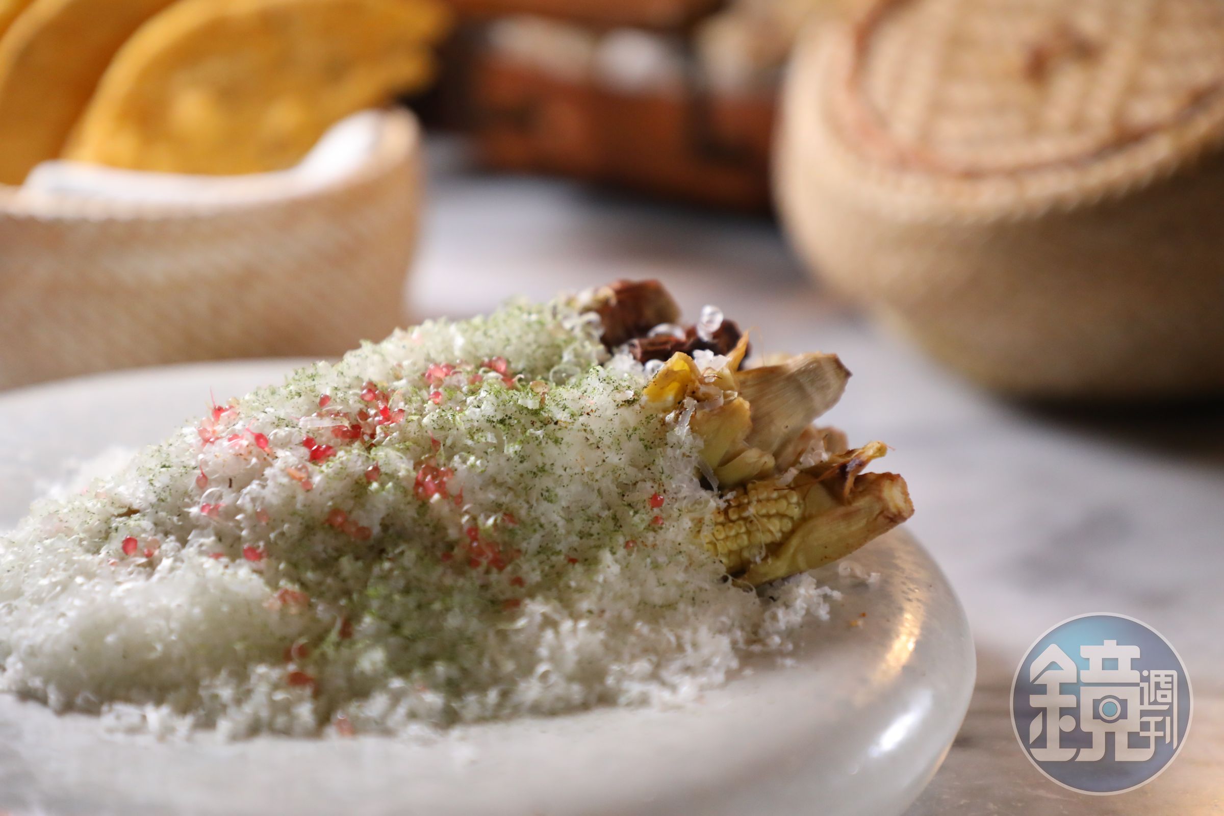 「Esquites」將刨成細絲的羅馬綿羊乳酪撒在炭烤玉米筍上,非常美味。(390泰銖/份,約NT$344)