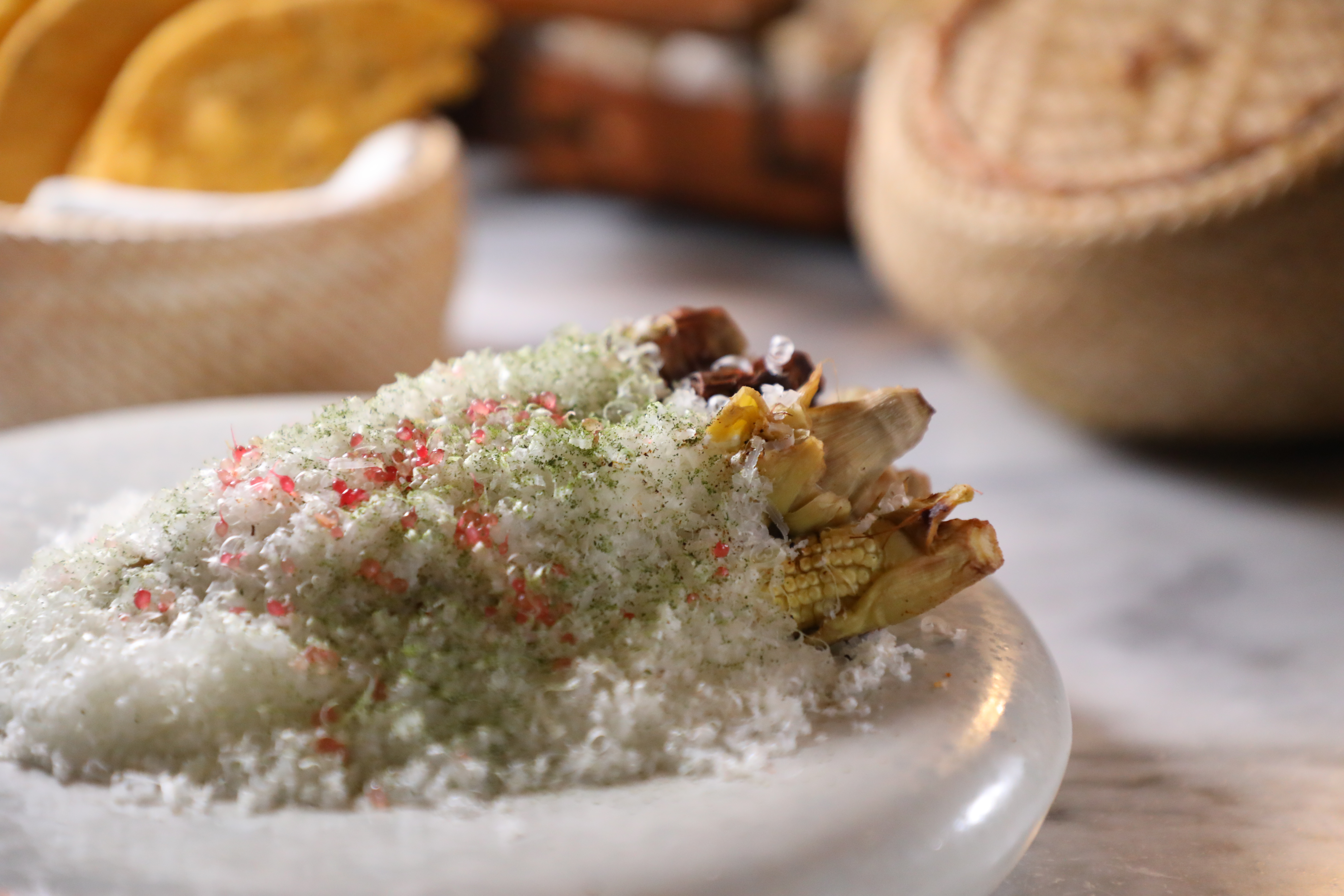 「Esquites」將刨成細絲的羅馬綿羊乳酪撒在炭烤玉米筍上,非常美味。(390泰銖/份,約NT$344)