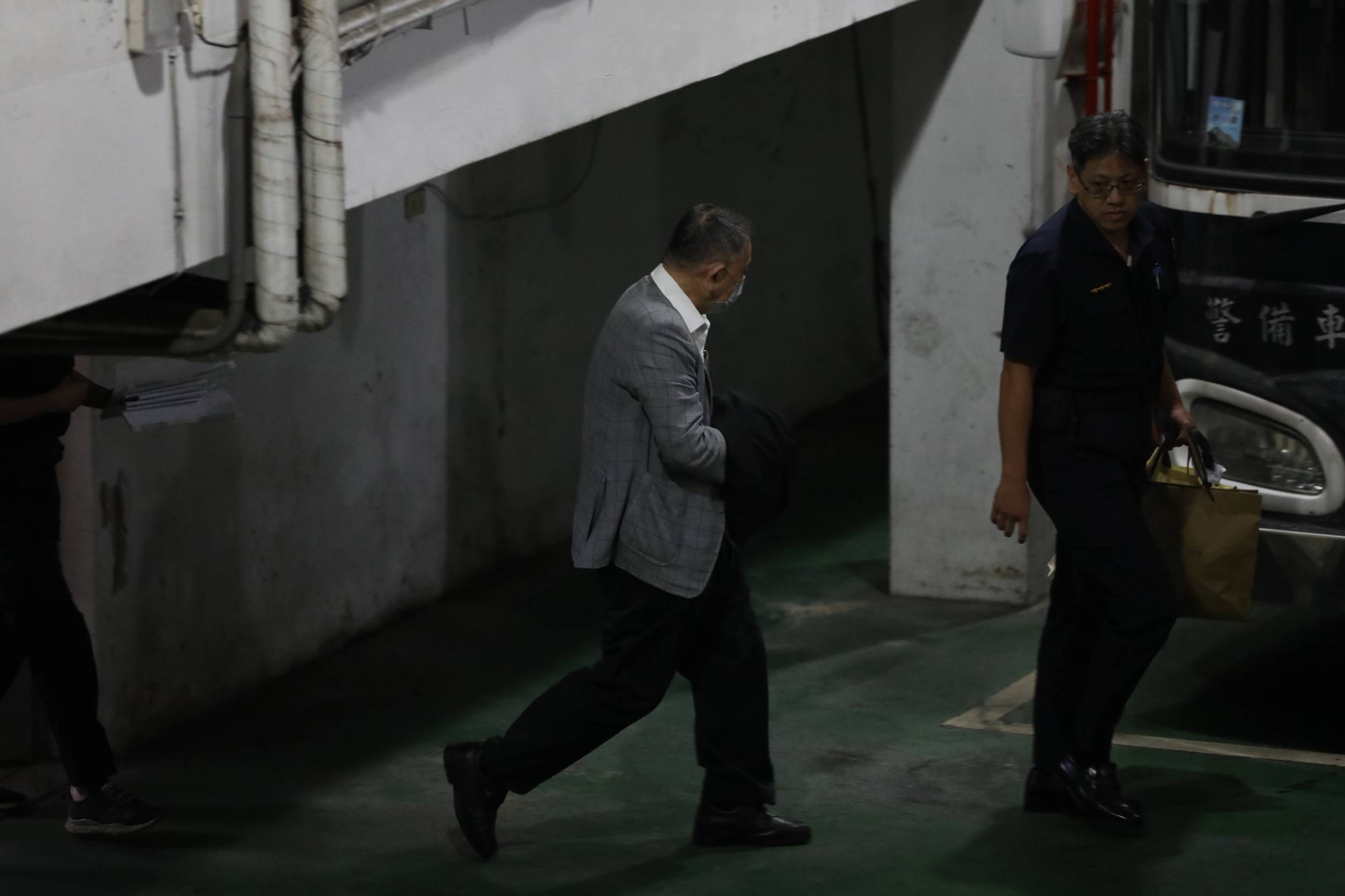 沈慶京遭台北地院裁定收押，步上囚車。