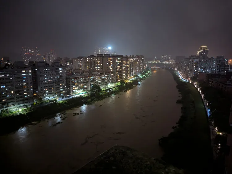 汐止昨日經歷一整天的暴雨，基隆河水位一度飆破警戒線。（翻攝臉書 @汐止集團）