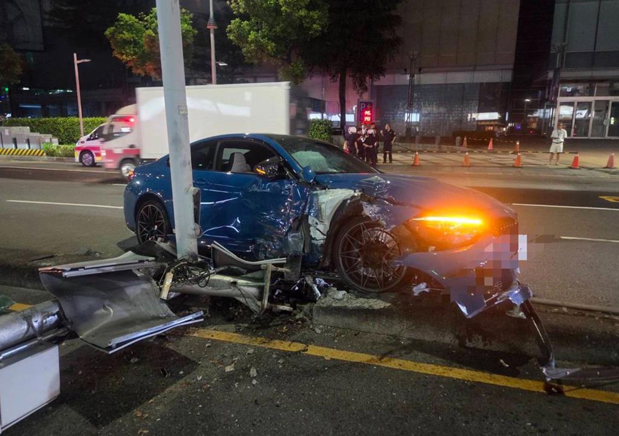 高雄市左營區上月30日深夜發生BMW跑車自撞事故,車輛嚴重毀損,波及路口科技執法設備,幸無人員傷亡。(翻攝畫面)
