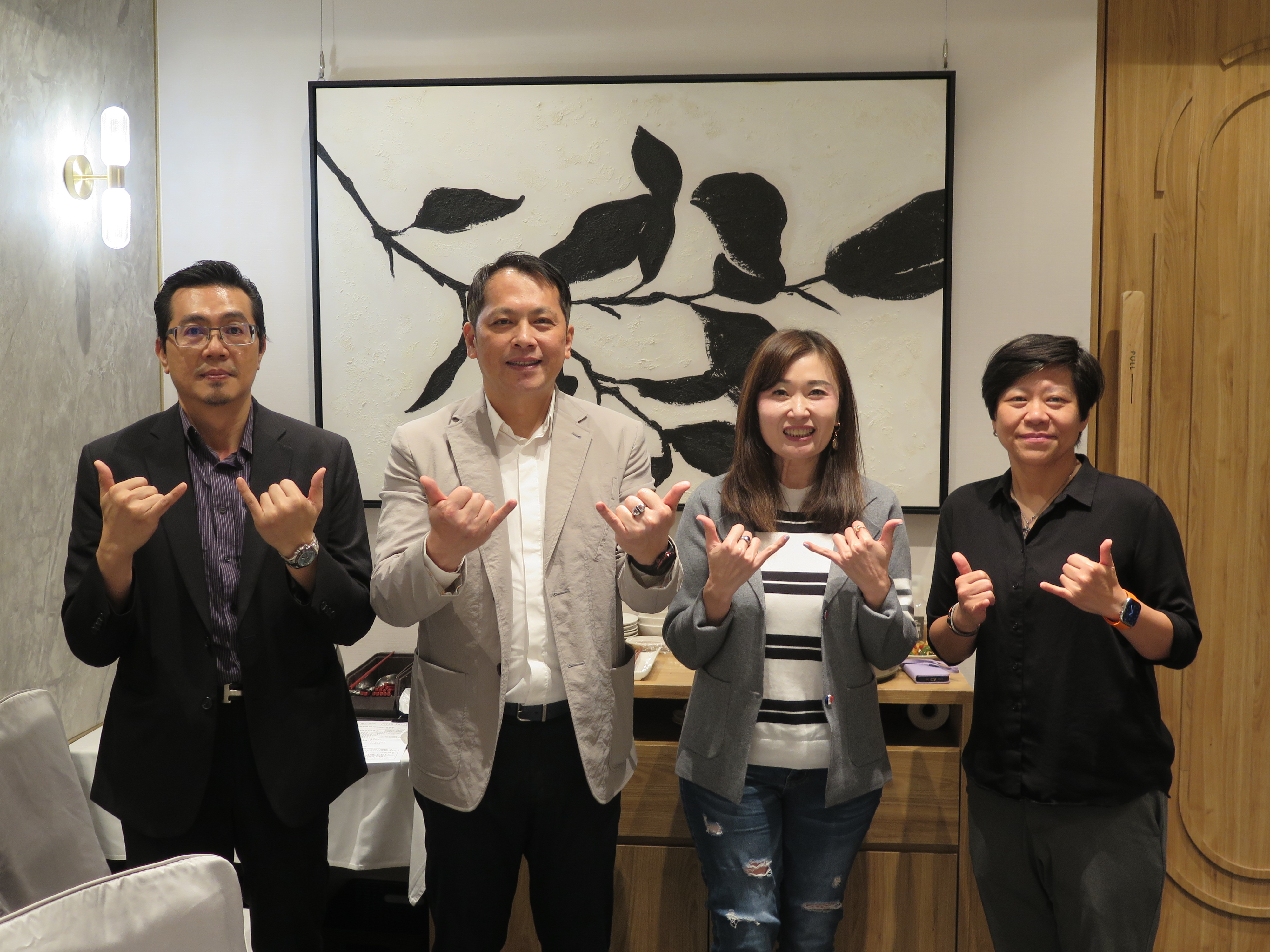 六角近期發動併購，擴張全球布局。左起為六角財務長李尚哲、董事長王耀輝、執行副總王麗玉、行銷暨產品中心副總李寵珍。