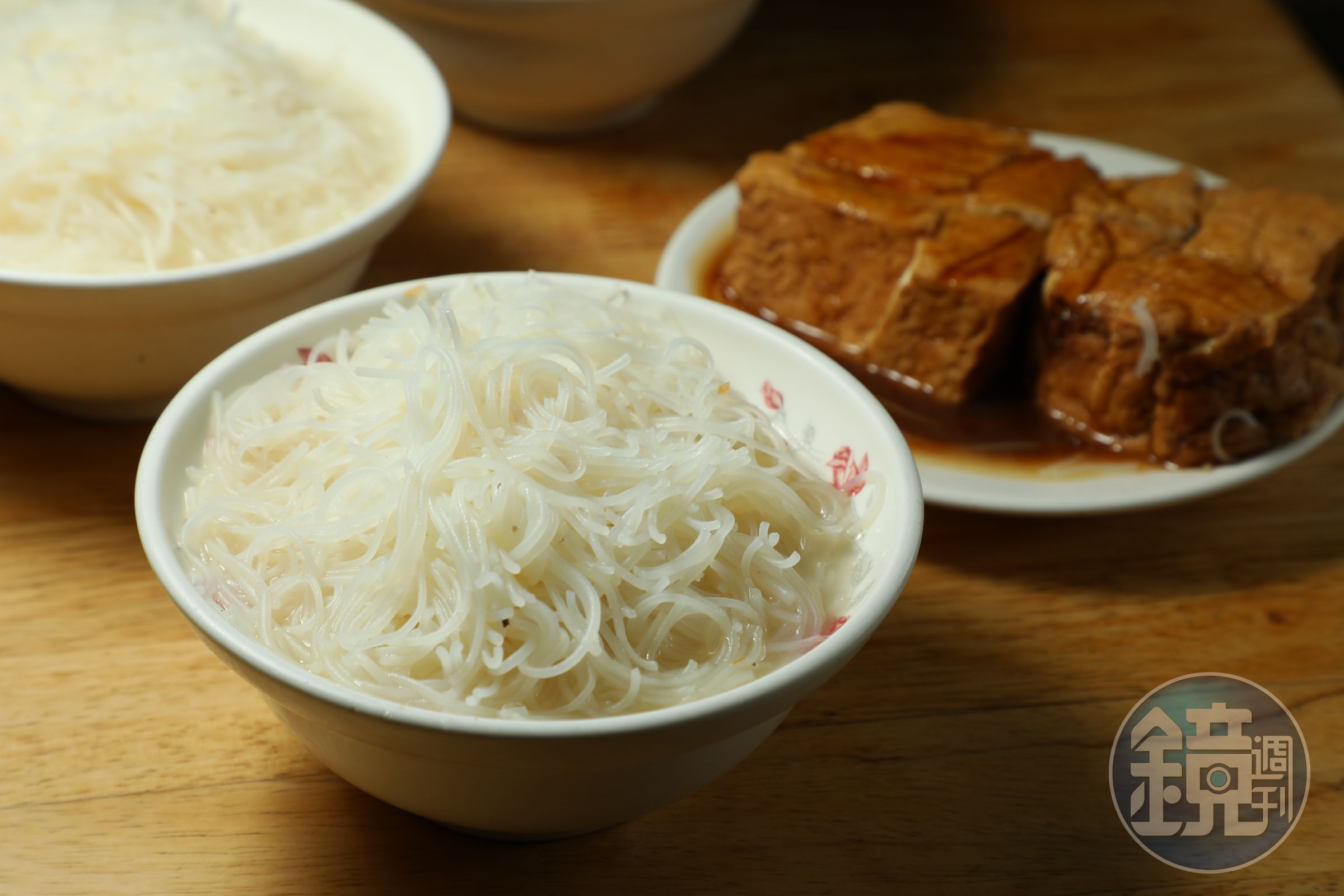 「米粉湯」配「油豆腐」是一絕，豆腐與米粉都吸飽了高湯鮮美滋味。（皆30元／份）