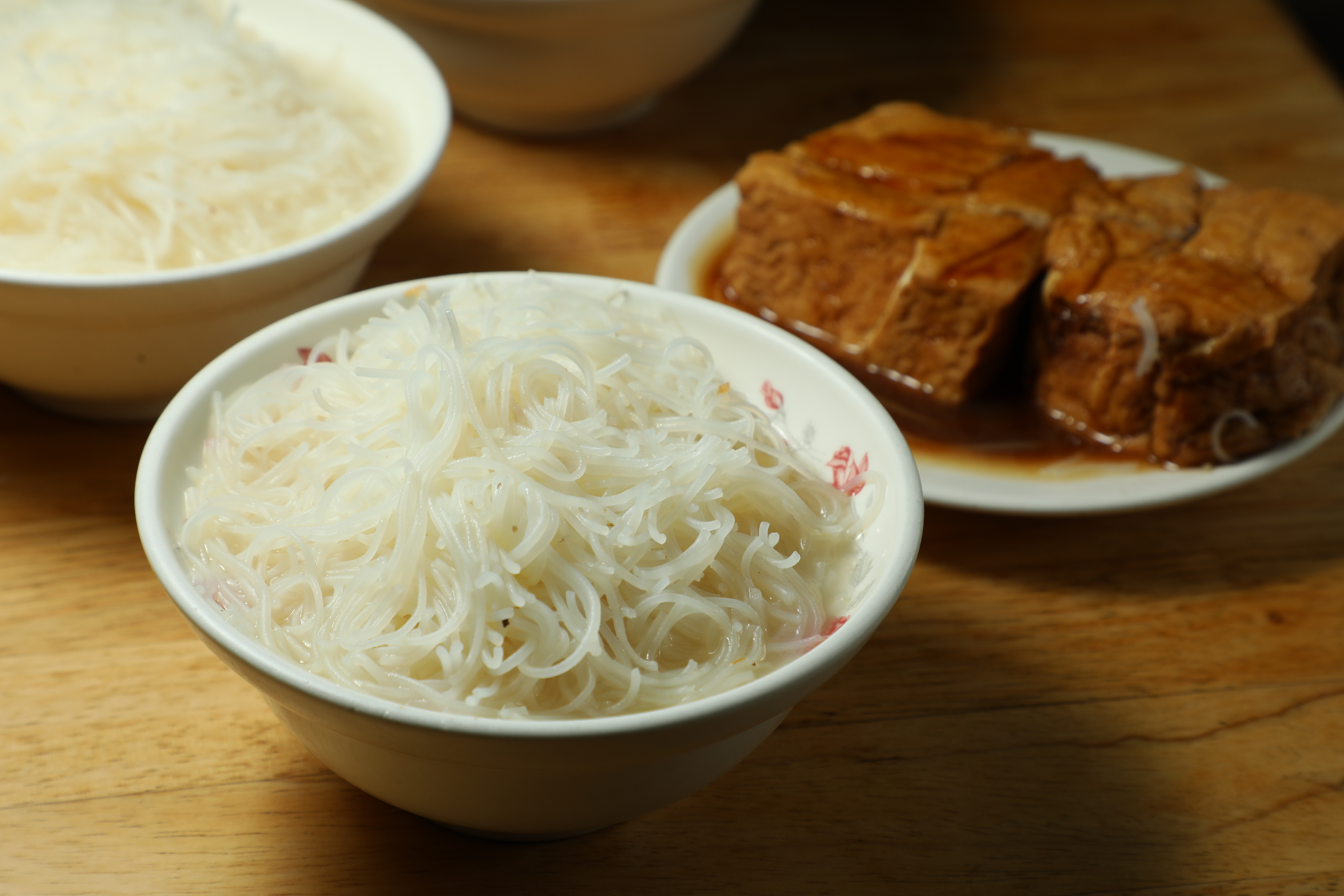 「米粉湯」配「油豆腐」是一絕，豆腐與米粉都吸飽了高湯鮮美滋味。（皆30元／份）