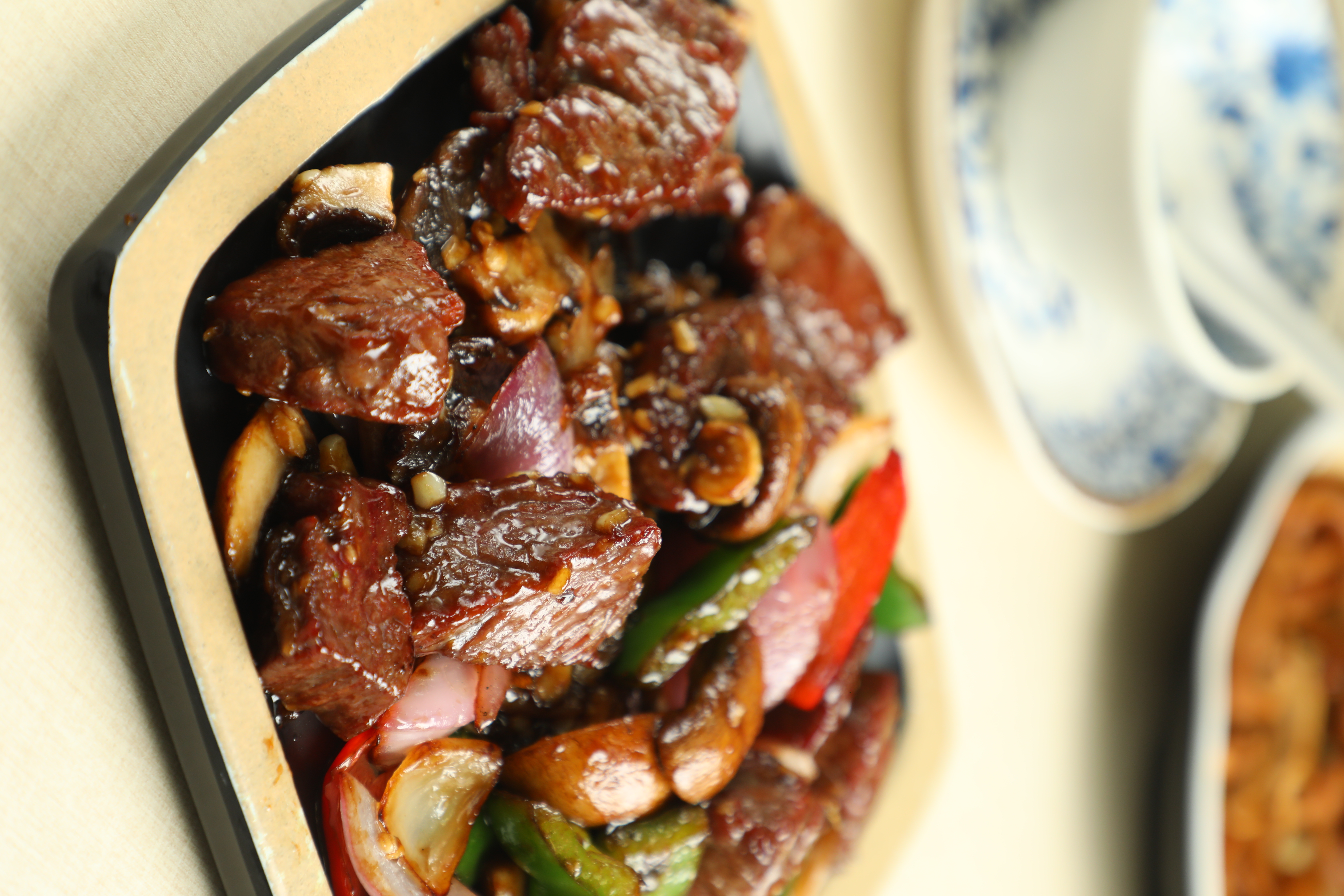 「蒜香蘑菇牛柳粒」兼具蒜香、黑胡椒香與蘑菇香，超級下飯。（港幣179元／份，約NT$675）