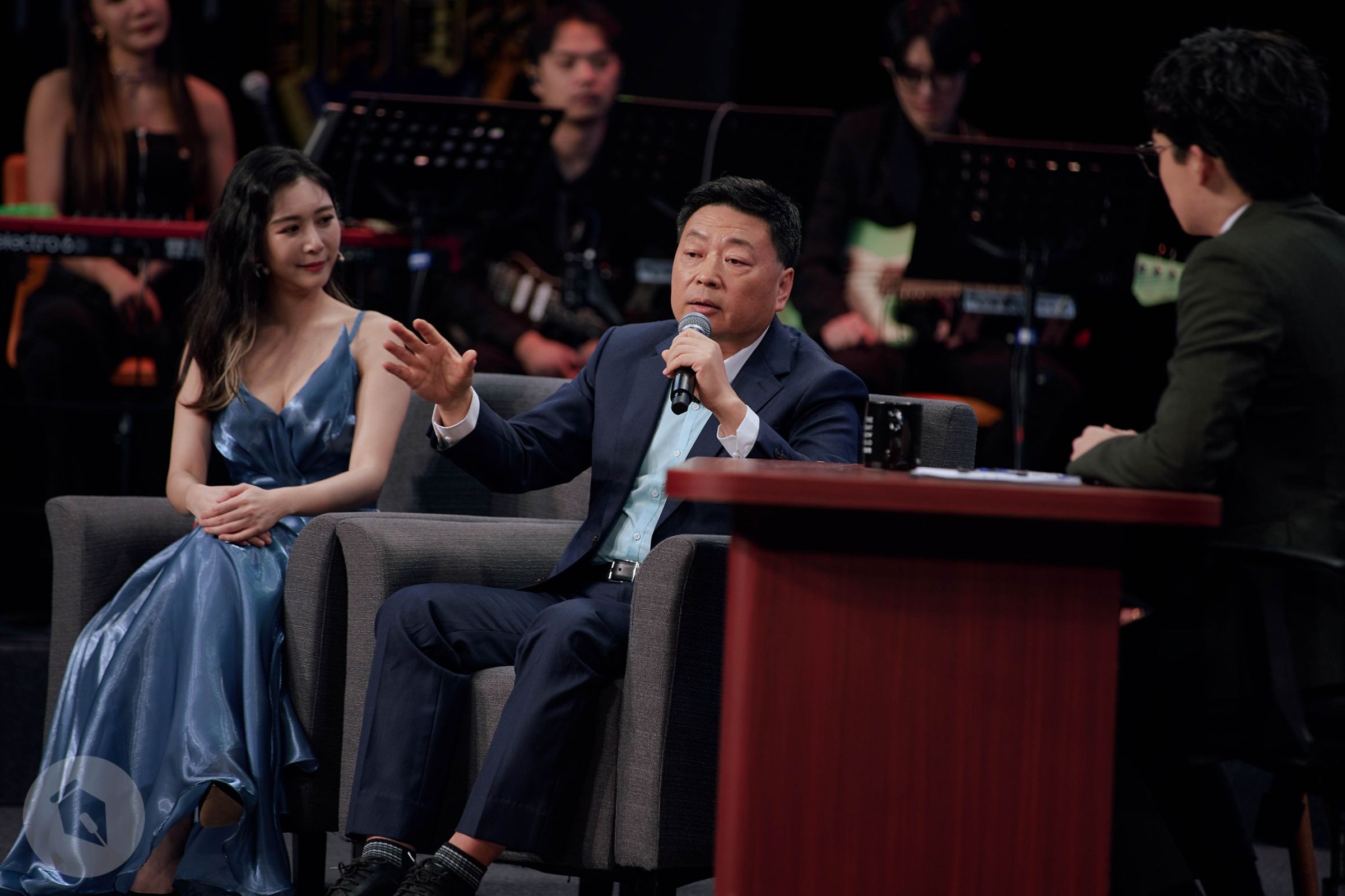 王志安日前在《賀瓏夜夜秀》的發言引發爭議，助理主持人Albee道歉澄清。（翻攝自臉書薩泰爾娛樂）