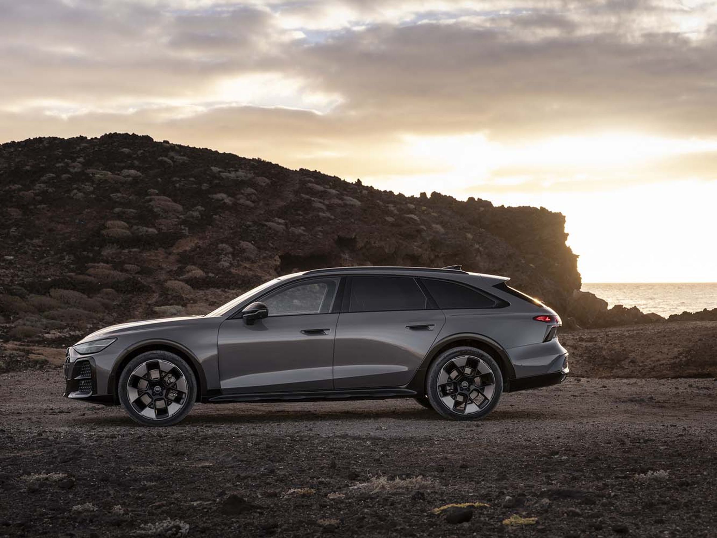 新一代A6 Allroad 的底盤經過大幅度重新開發，車身離地高度在標準模式下增加 34mm。