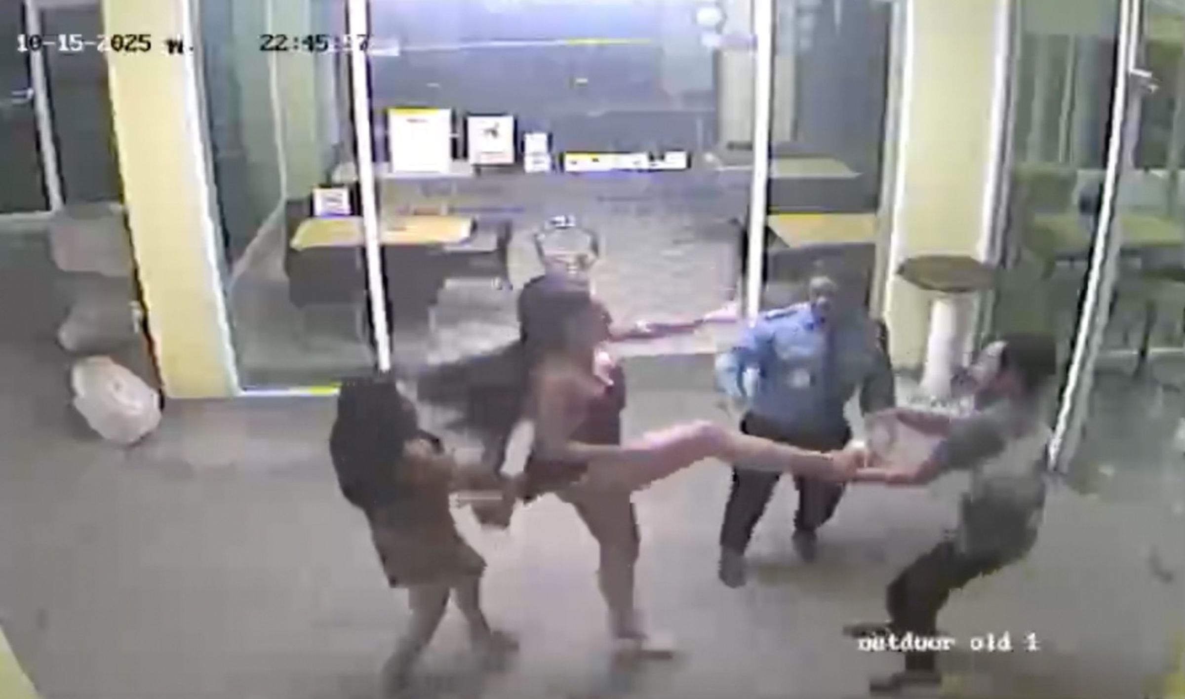 泰國變性女子爆打買春客。（翻攝自臉書@TMN Cable TV Pattaya ）