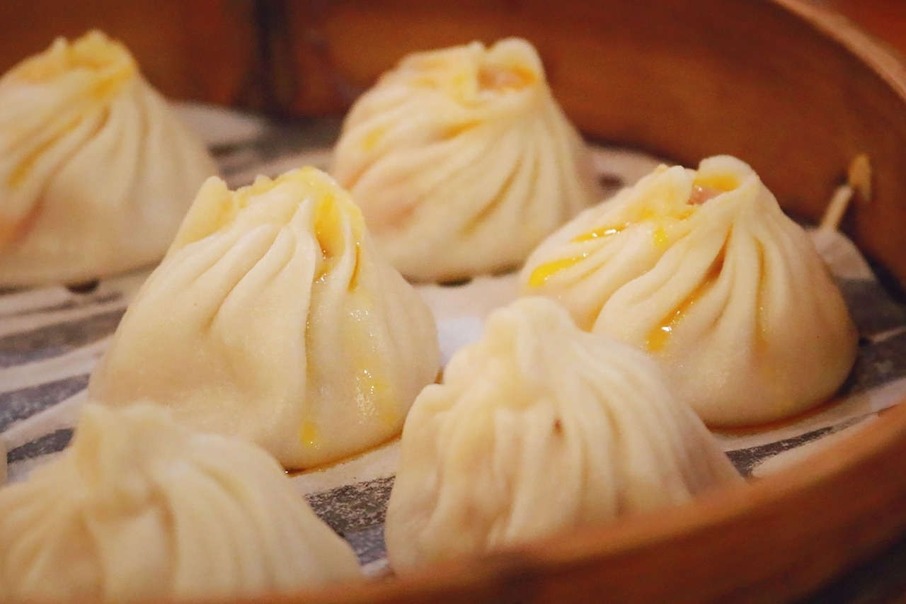 網友本想勸大家改掉用餐完把垃圾丟進餐盤的習慣，沒想到一句「蒸籠不能清洗、要重複利用」引起不小討論。（示意圖，Pixabay）