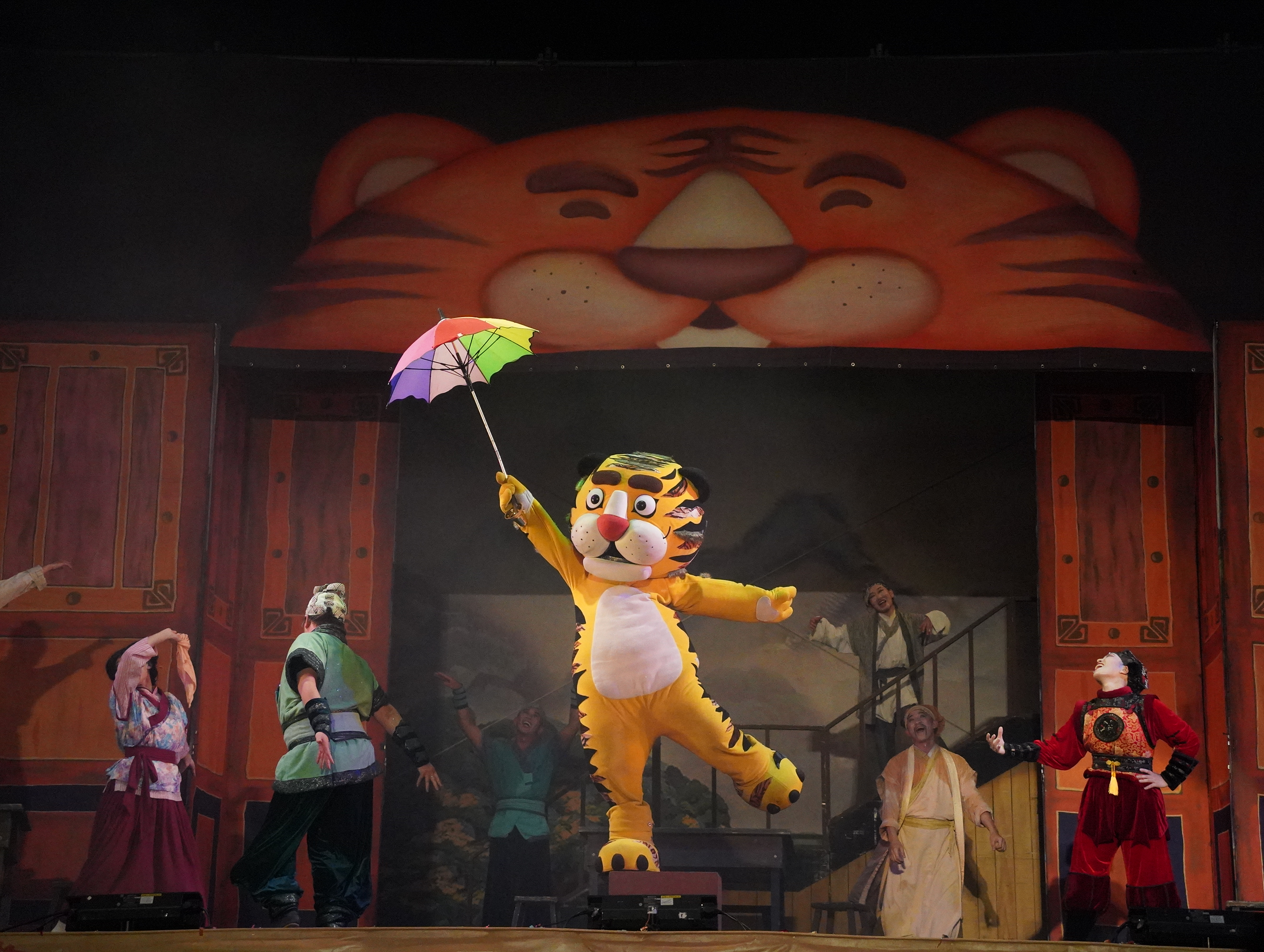 紙風車劇團昨(23日)在桃園大溪國中帶來《武松打虎》兒童劇表演。(紙風車劇團提供)
