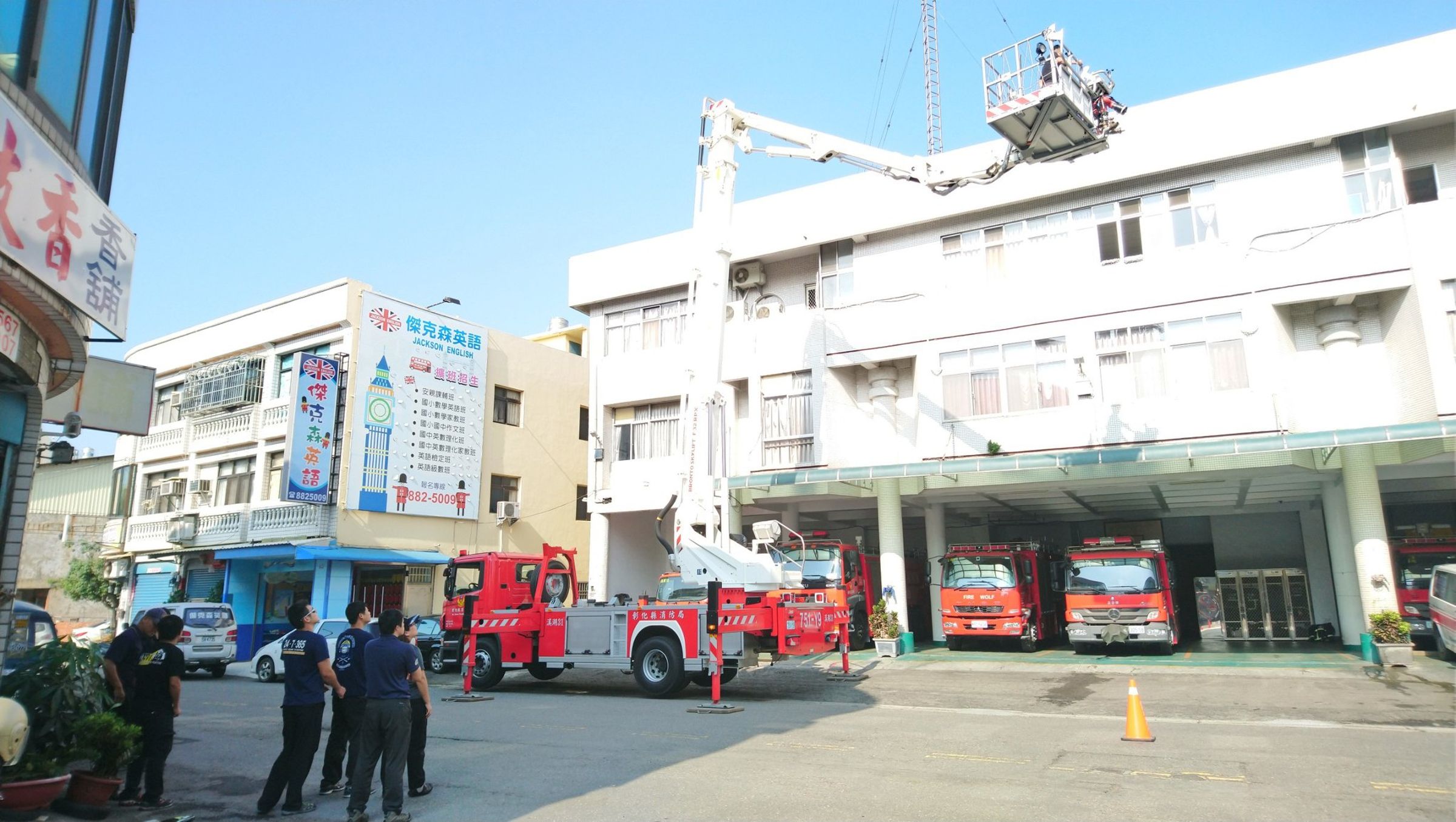 彰化縣政府目前於彰化市、員林市各配置1輛52公尺雲梯車,全縣部署7輛30公尺雲梯車。(圖/彰化縣政府提供)