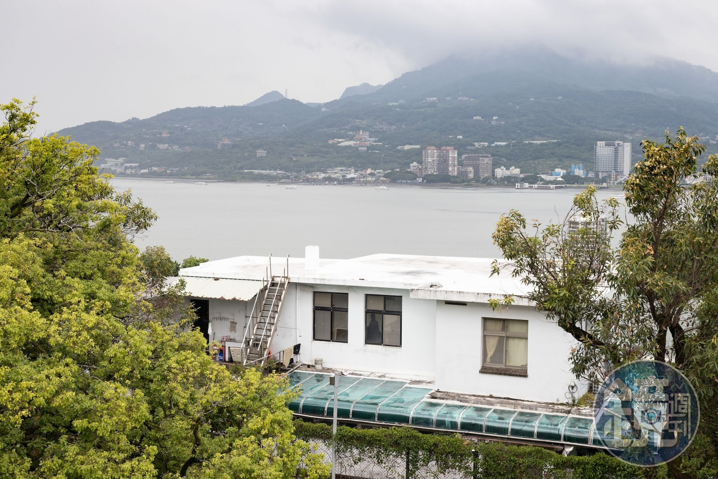 畫室緊鄰巫登益美術館，座落在60年老宅的2樓，這棟房子曾是電影《不能說的．秘密》的拍攝場景。