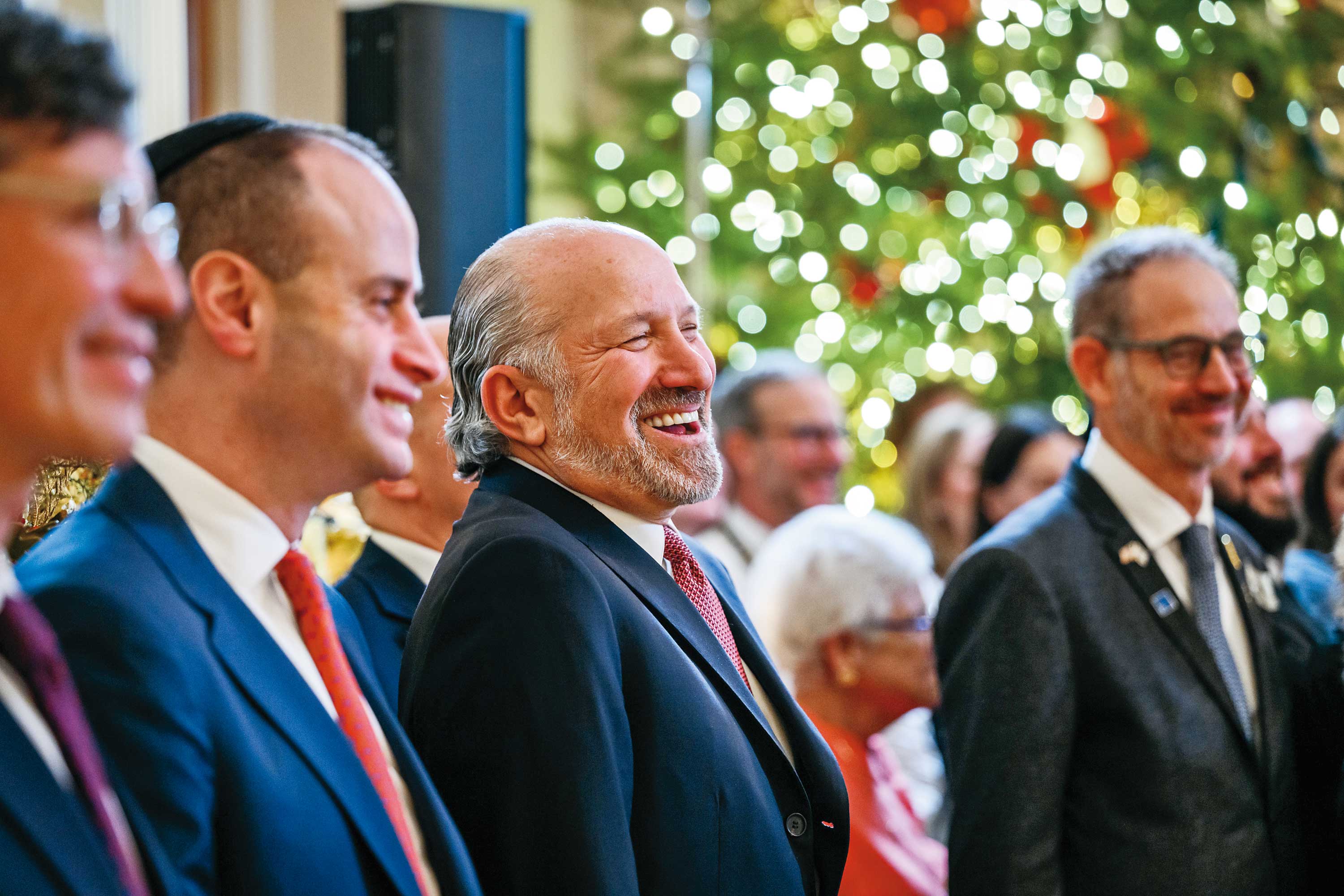 台美關稅談判結果出爐，台灣做出大讓步，美國商務部長盧特尼克（中）說：「他們需要讓我們的總統開心。」此番川普式發言，恐怕要讓民進黨政府傷透腦筋。（翻攝白宮flickr）