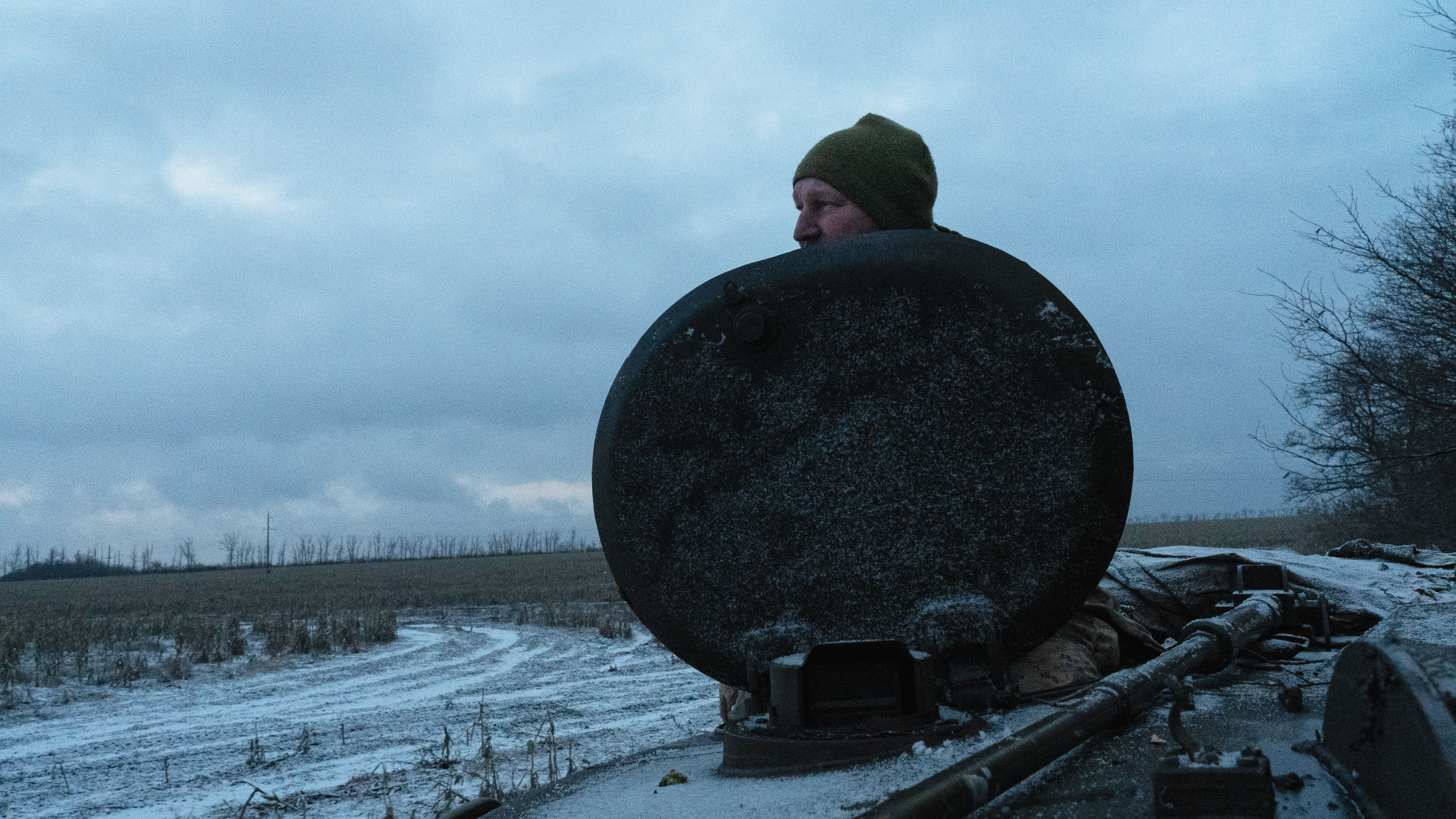 烏克蘭武裝部隊第4坦克旅的一名炮手代號「五角大廈」（Pentagon），正在勘察被白雪覆蓋的前線。他目光專注，定錨在靜謐的風景上。寂寥的冬景與炮手評估地形、尋找精確部署122公釐2C1 Gvozdika榴彈炮的線索時呈現出來的戰略警醒模樣，形成對比。