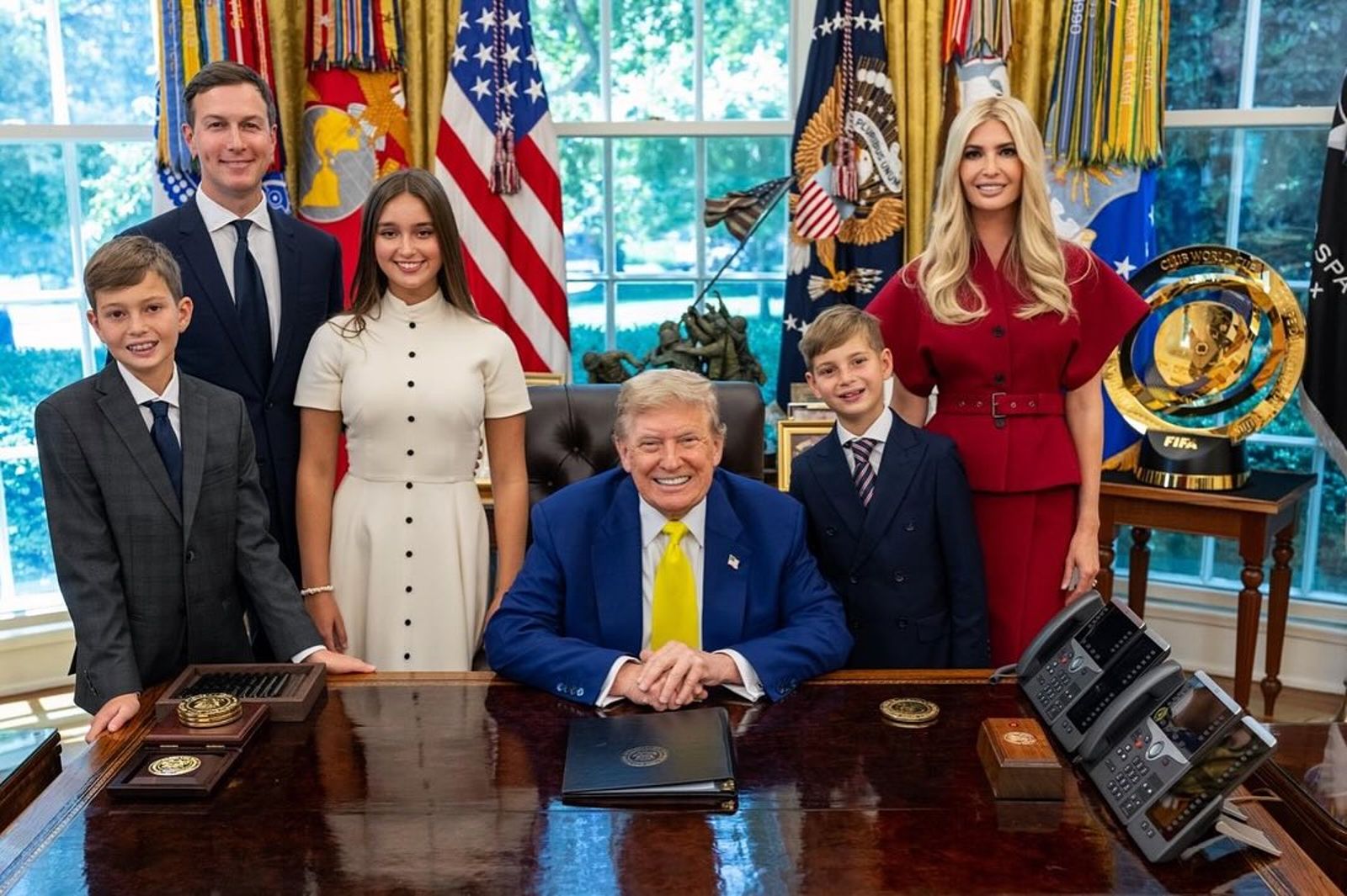 伊凡卡一家五口和老爸川普，在白宮合照。（翻攝ivankatrump IG）
