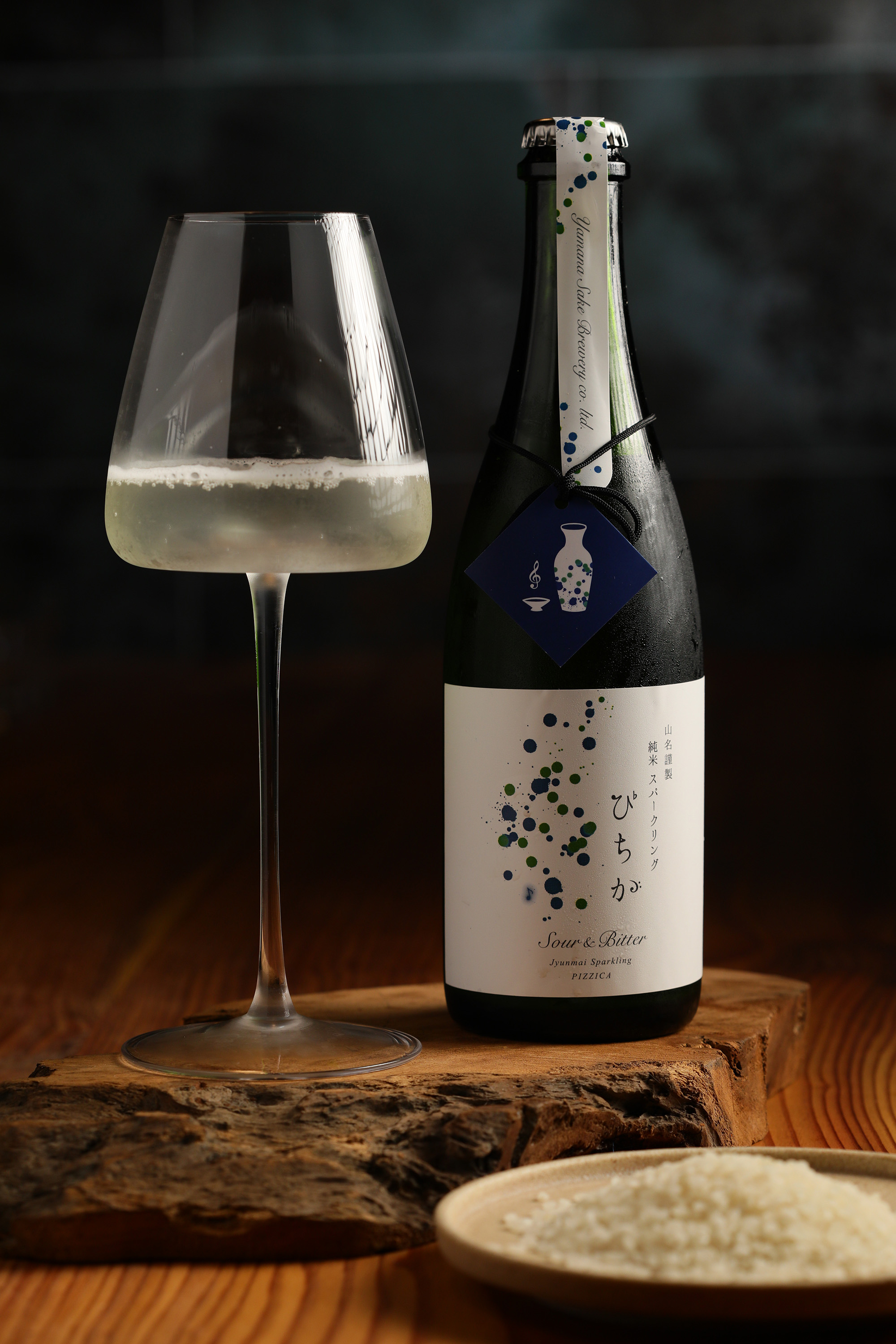 「奥丹波ぴちか Sour&Bitter」有沙瓦氣泡感與葡萄柚香。（1,320元／500ml）