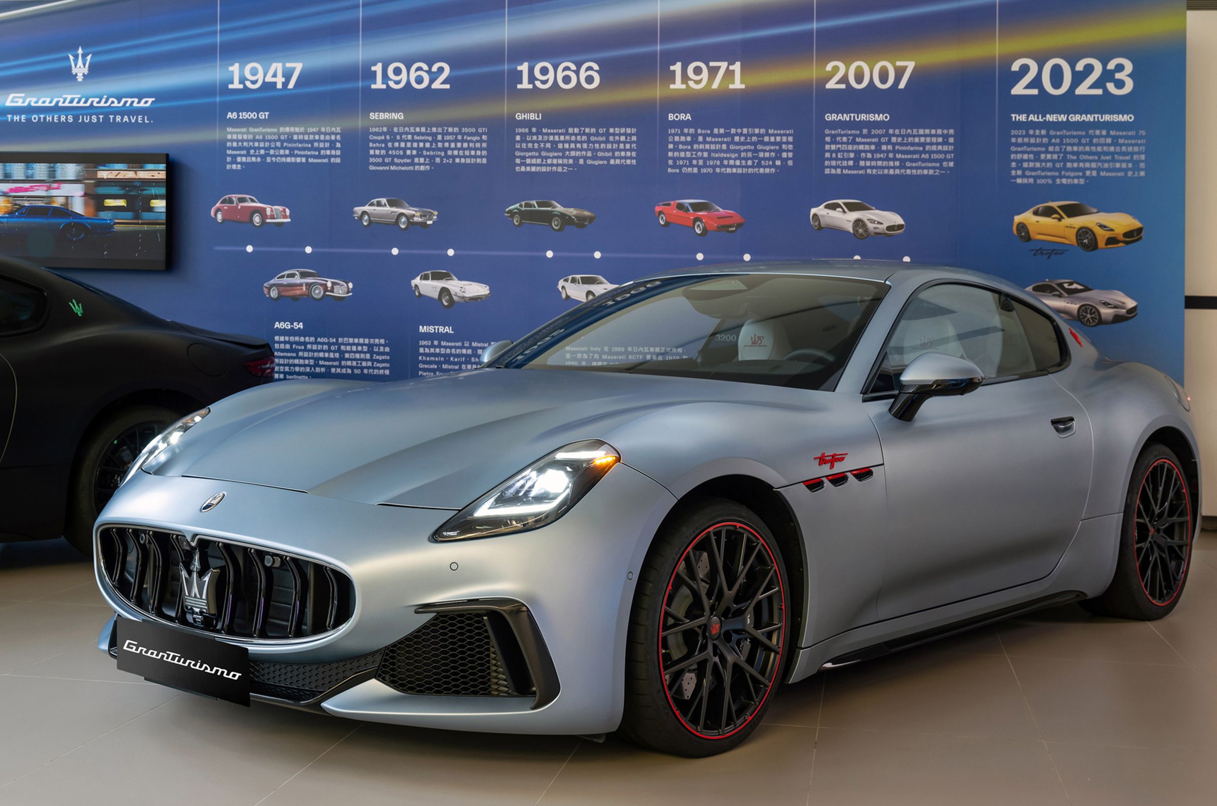 「金屬灰 (Grigio Lamiera)」版本靈感來自 Officine Alfieri Maserati 創廠之初的造車工藝，消光質感的金屬灰雙層色漆，搭配紅色外圈設計，展現品牌在賽道上無畏的先鋒精神